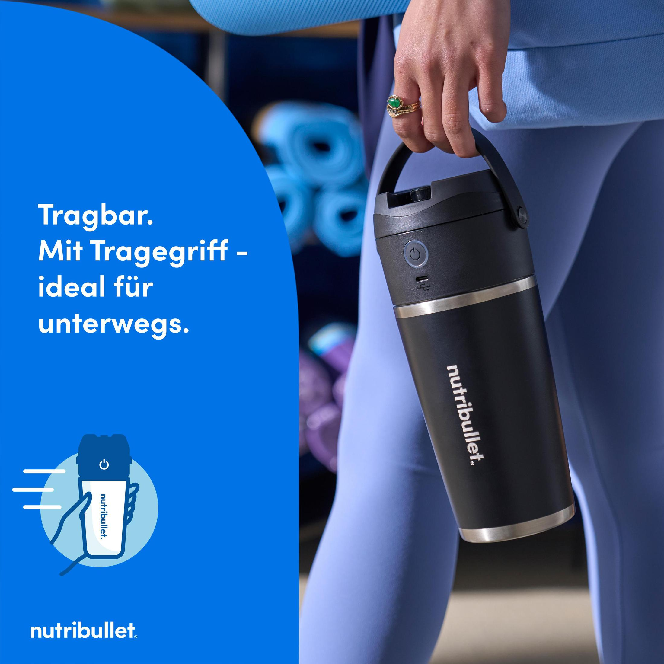 Eine schwarze Wasserflasche mit Griff wird von einer Person gehalten. Die Flasche hat einen Silberring.
