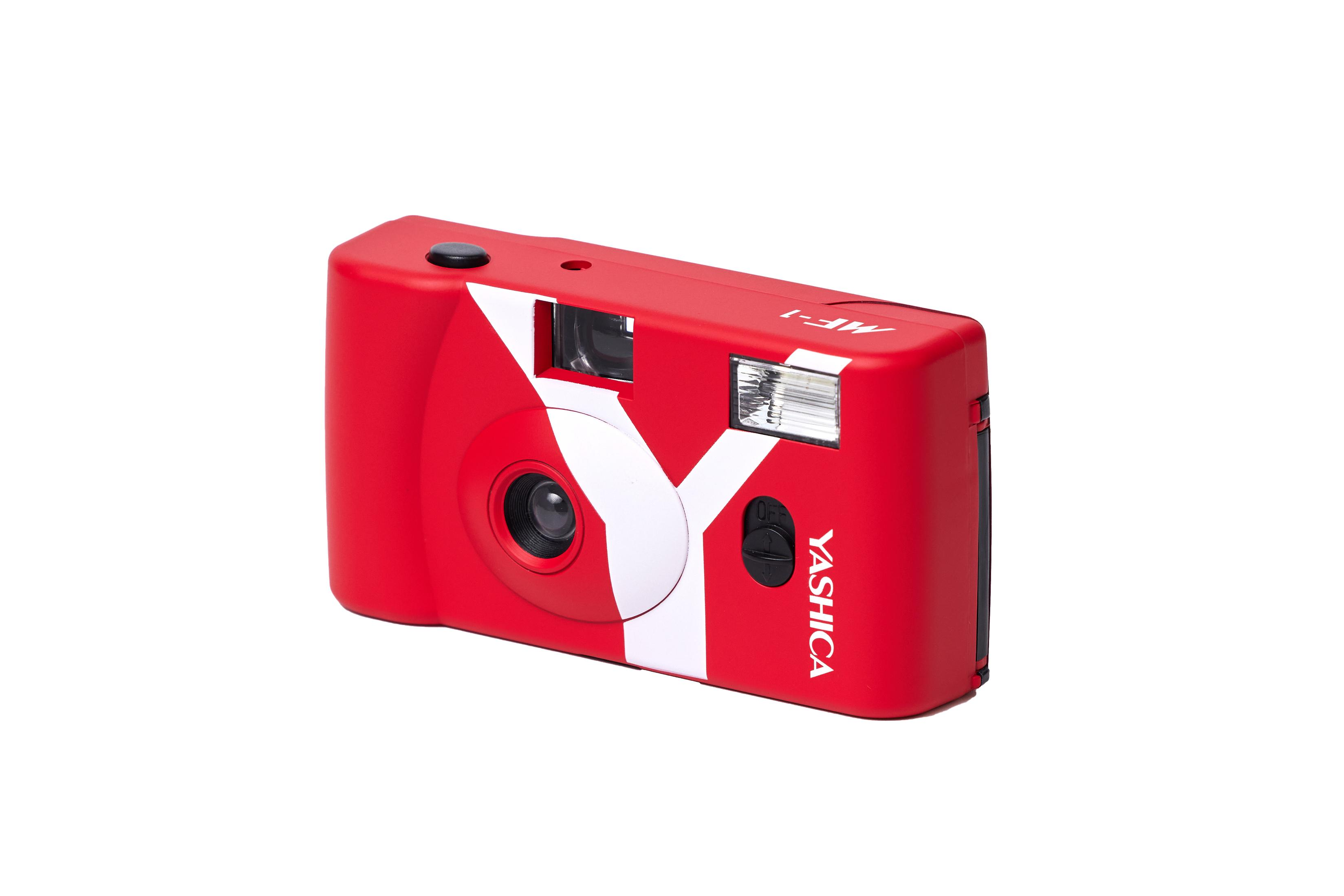 Eine rote Yashica MF-1 Kamera auf weißem Untergrund.