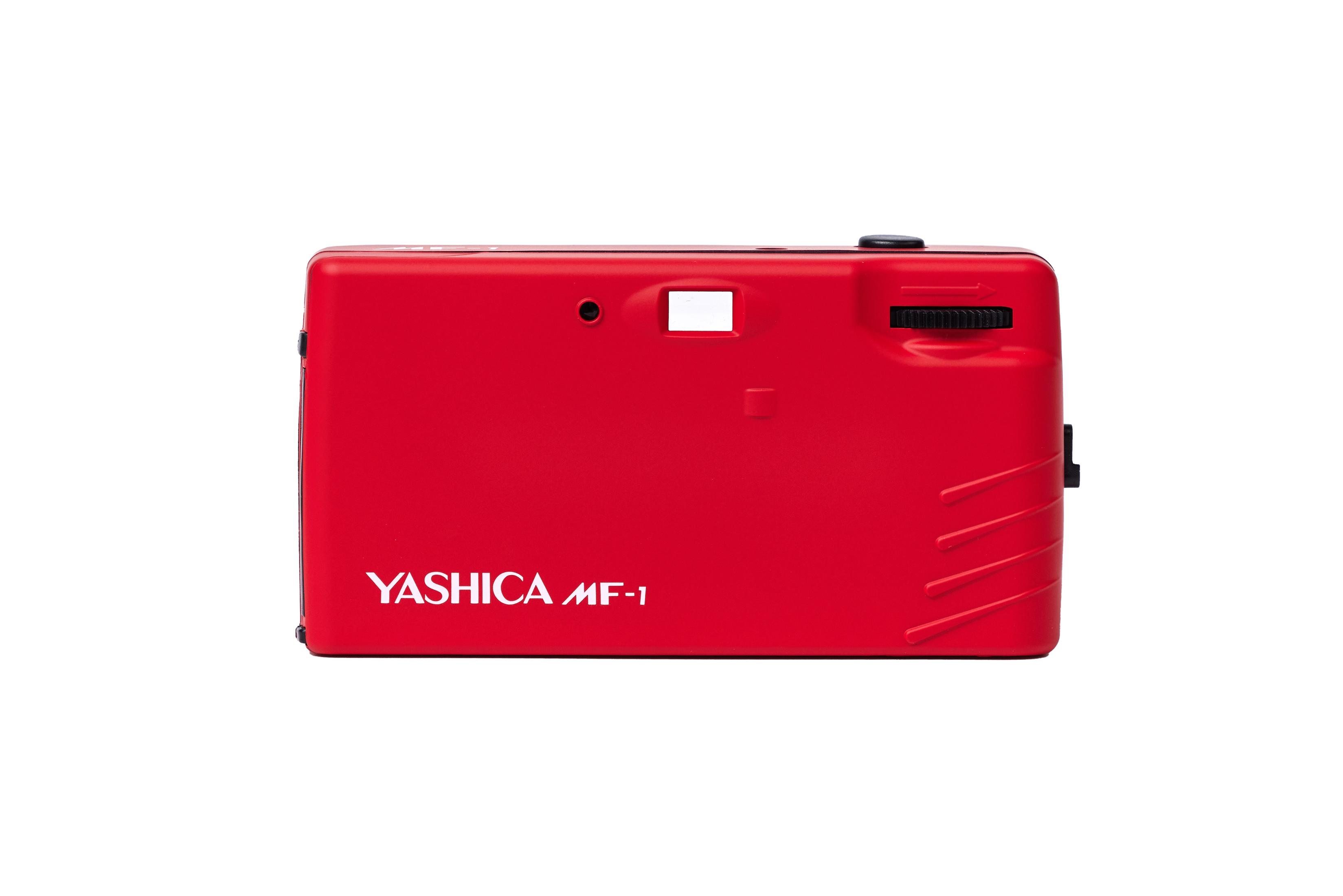 Rote Yashica MF-1 Kamera, Rückansicht. Blitz und Wahlrad sichtbar. Weißer Hintergrund.