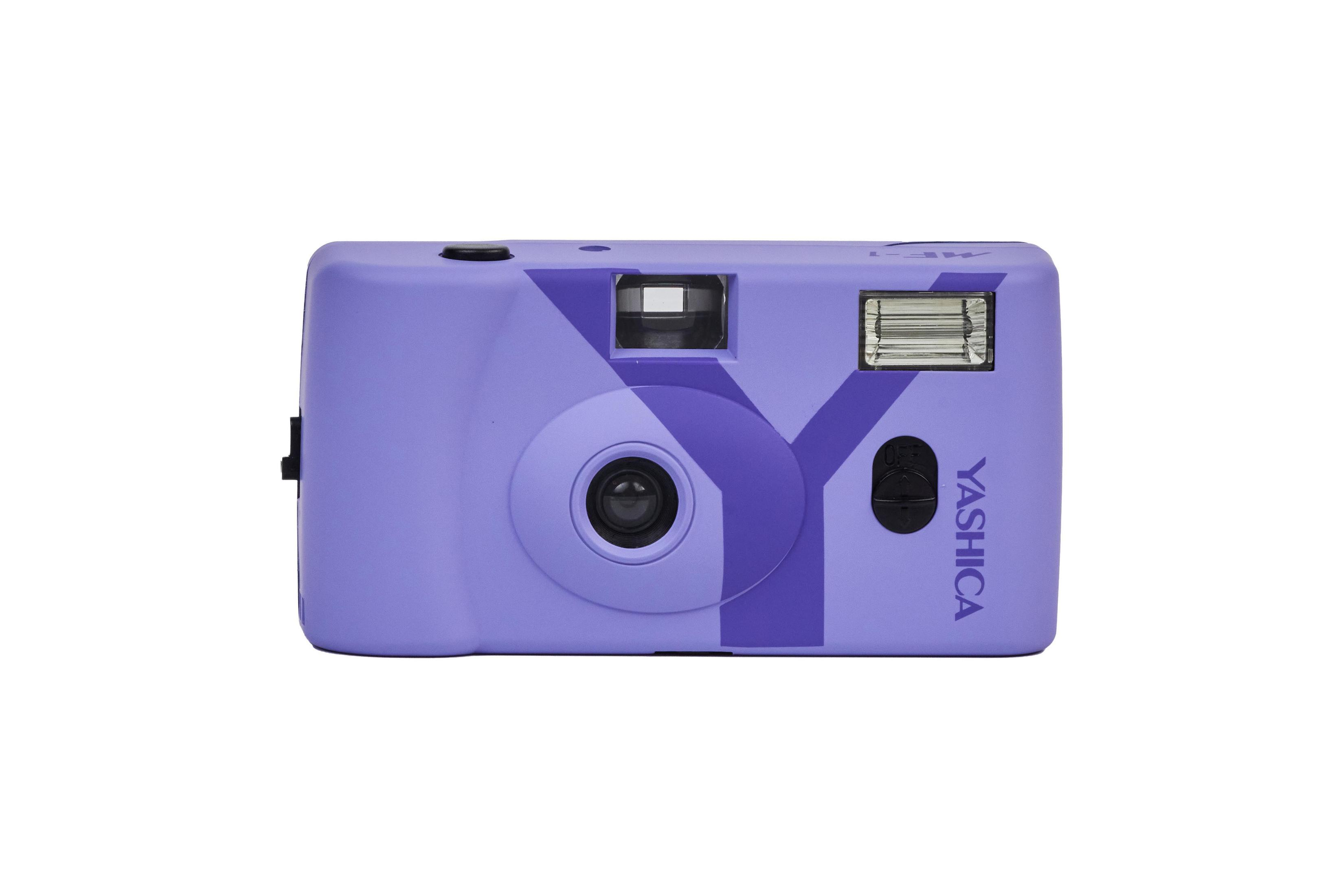 Fotocamera Yashica lavanda con obiettivo nero, flash e grande logo Y.