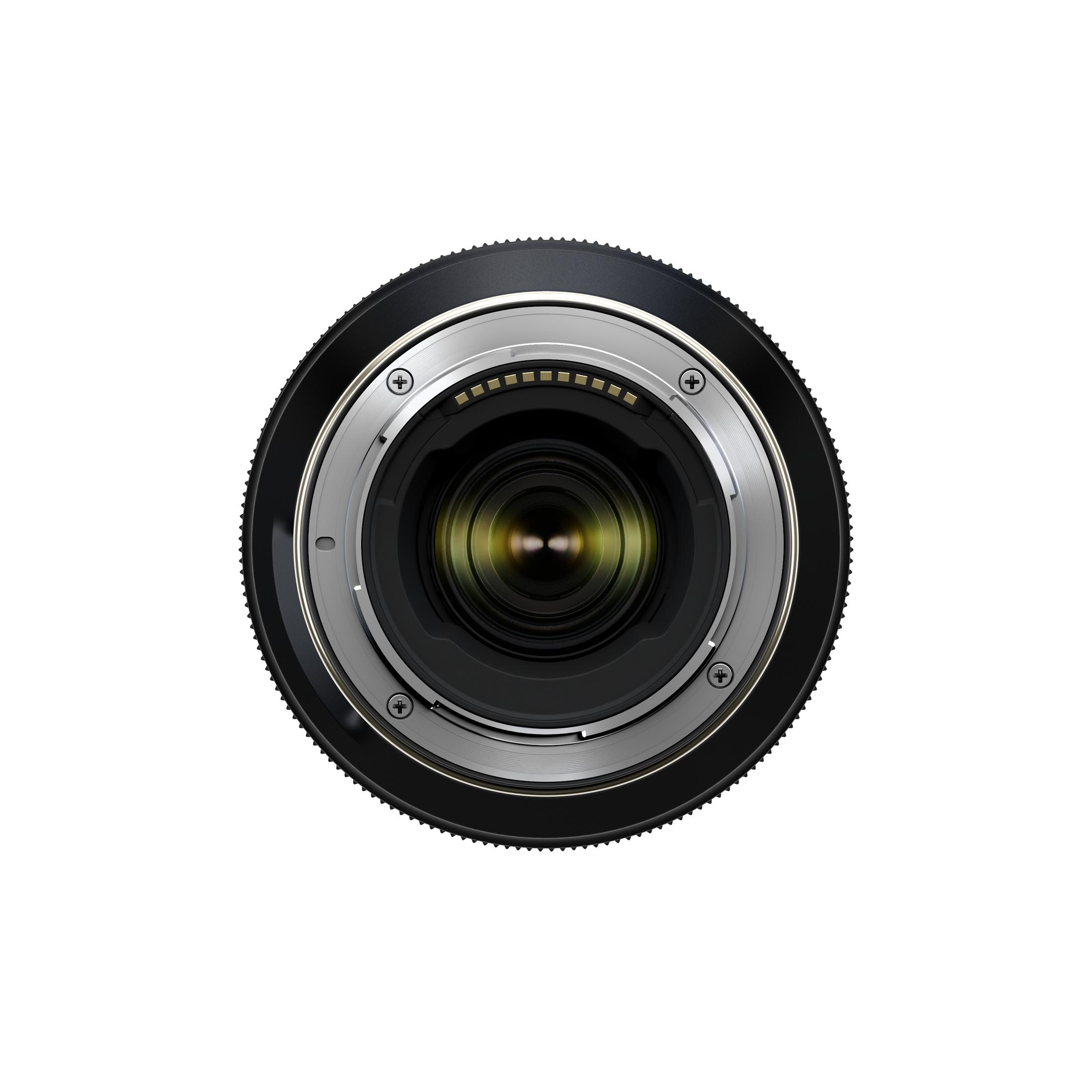 Obiektyw aparatu, czarny i srebrny, widok od dołu, na białym tle.