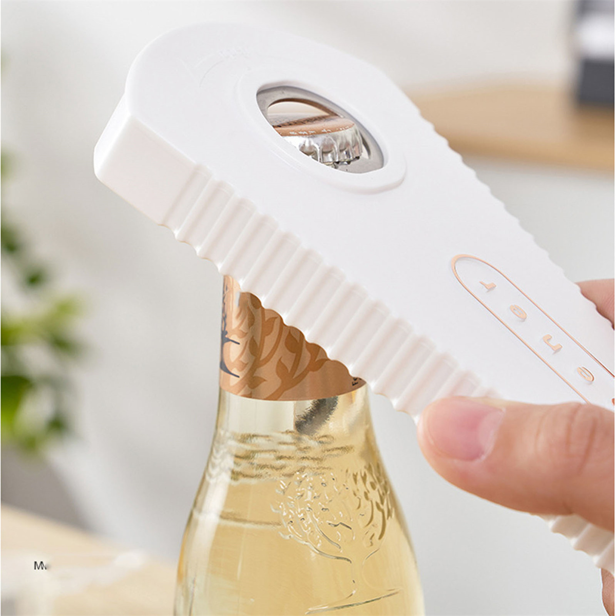 Ein weißer Flaschenöffner öffnet eine Bierflasche. Die Flasche ist mit einer hellgelben Flüssigkeit gefüllt.