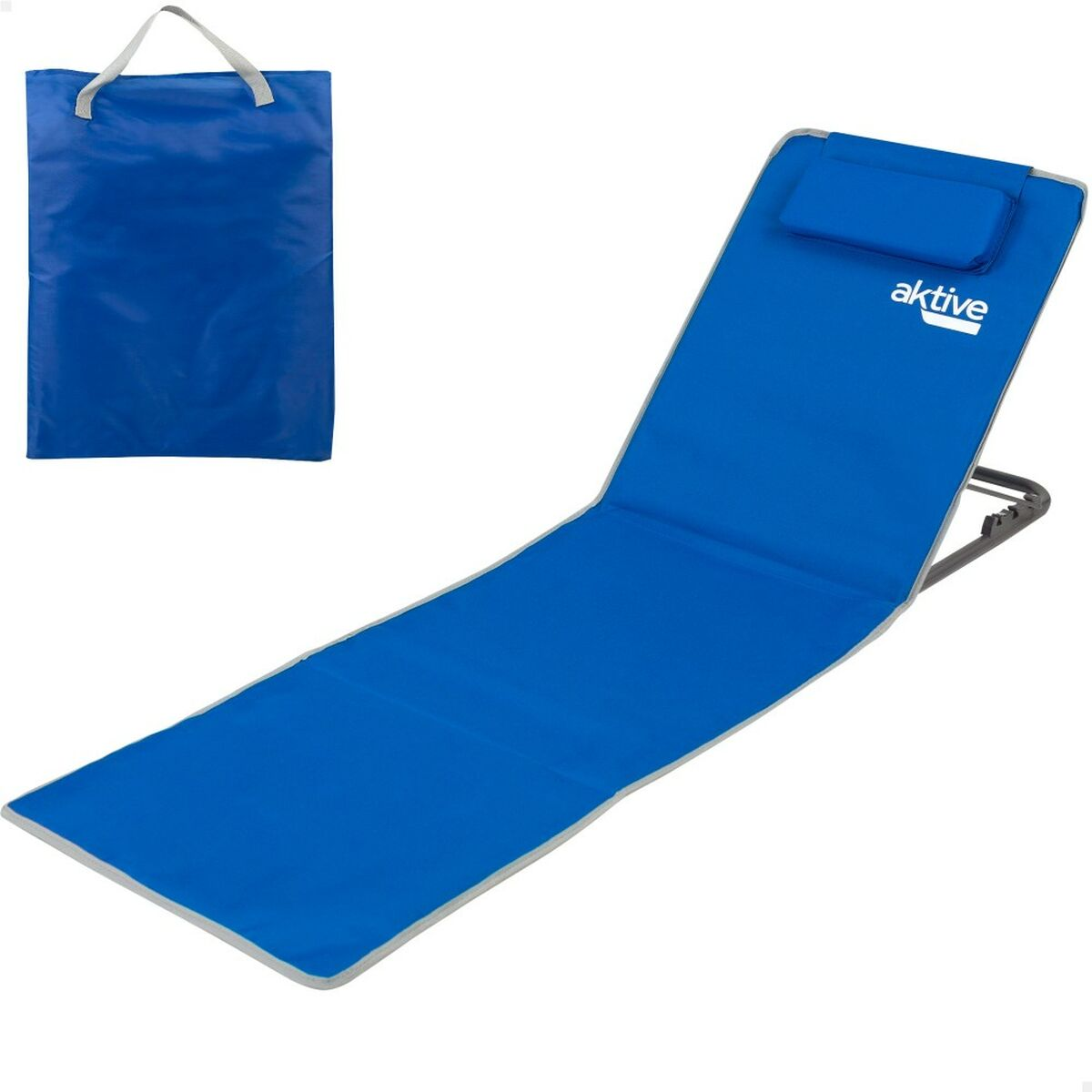Silla de playa azul plegable, bolsa azul plegada a la izquierda. Fondo blanco.