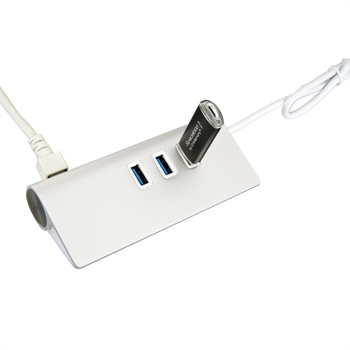 Un hub USB argentato con 3 porte USB e una chiavetta USB su sfondo bianco.