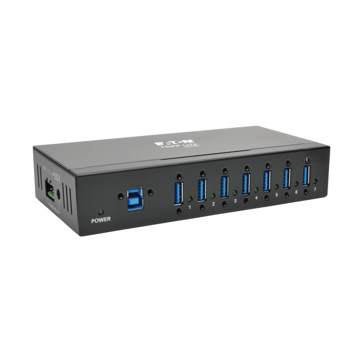 Un hub USB nero con sette porte USB e un pulsante di accensione. Include una porta di servizio verde.