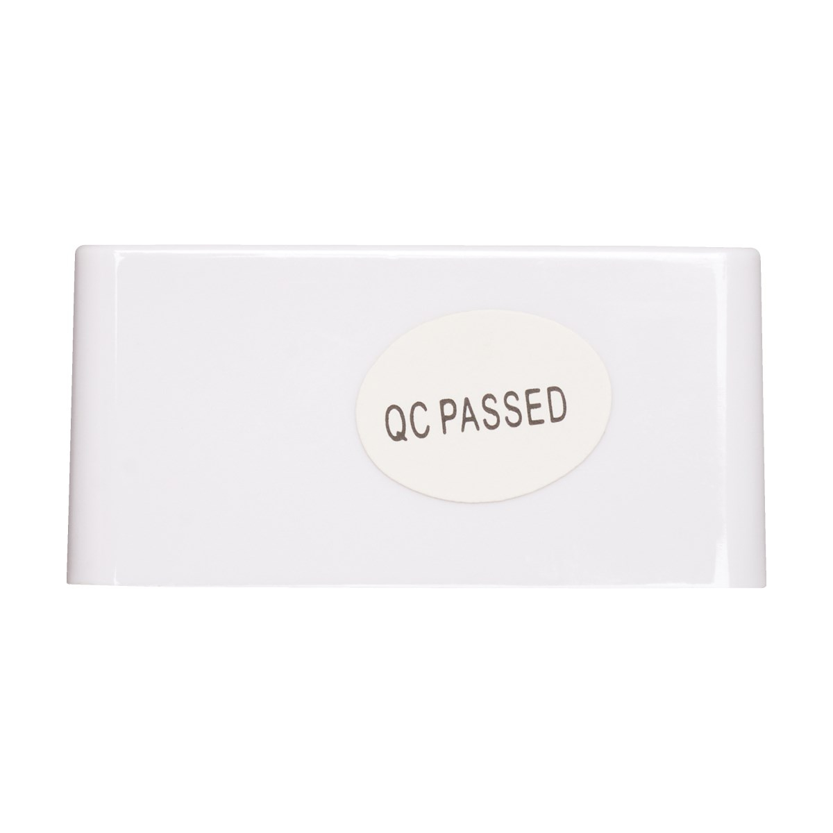 Un hub USB bianco etichettato con un adesivo QC PASSED.
