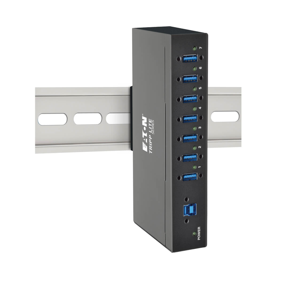 Un hub USB nero con sette porte, montato su una guida argentata.
