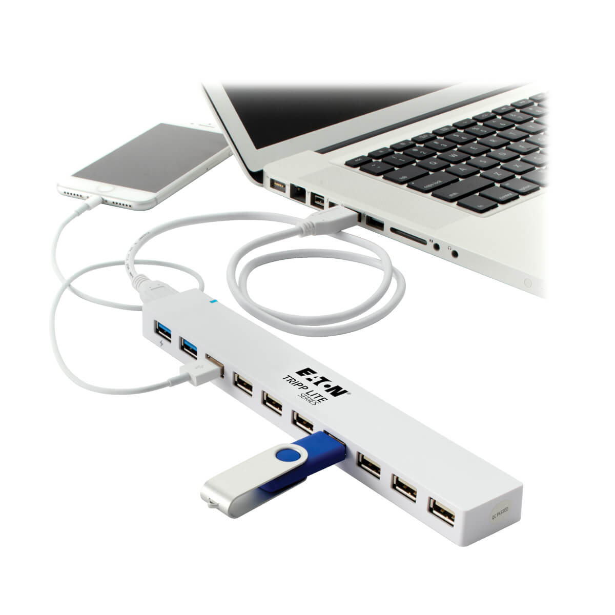 Hub bianco, telefono e laptop collegati. Unità USB inserita.