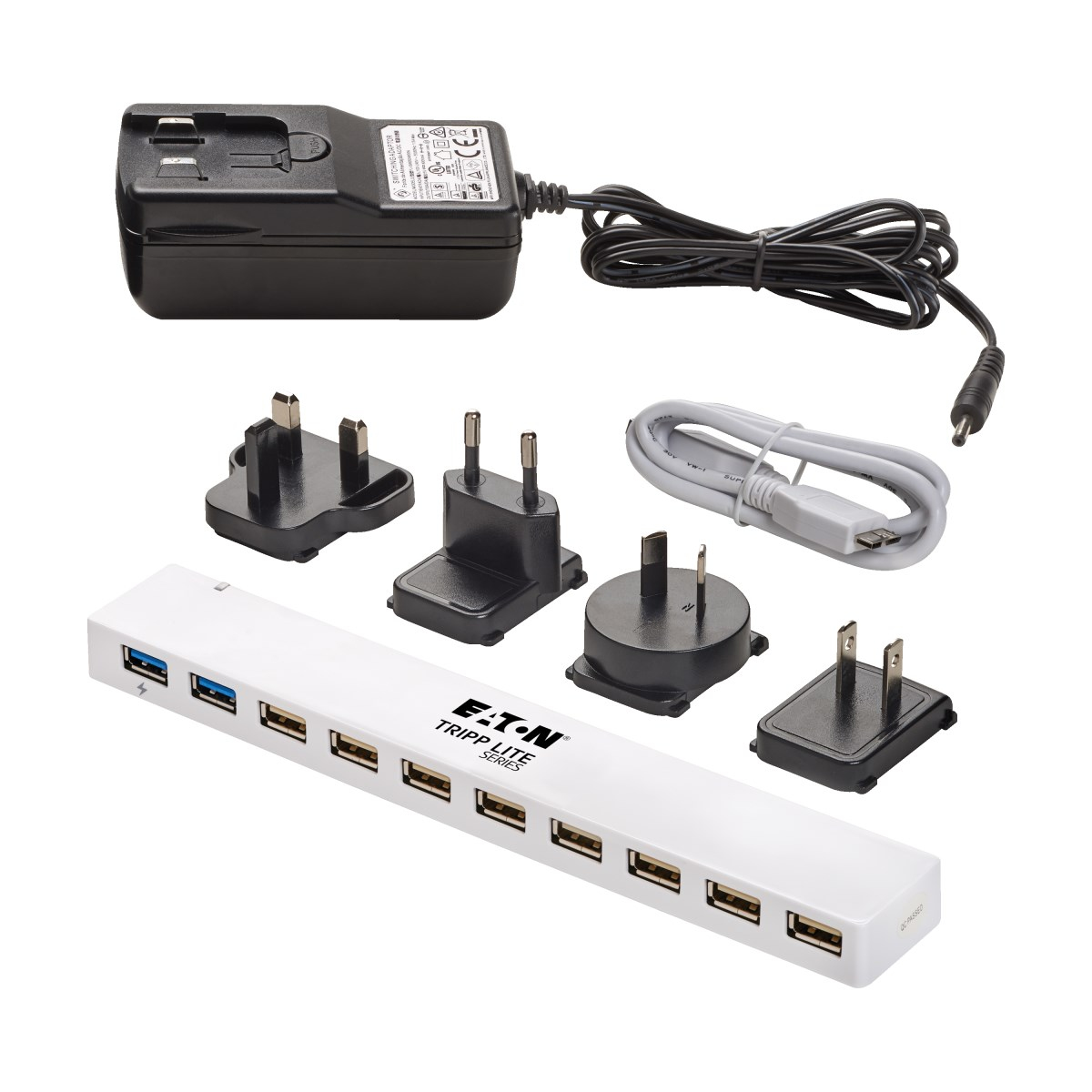 Hub USB bianco con porte multiple, vari adattatori di alimentazione e un adattatore di alimentazione nero. Cavi presenti.