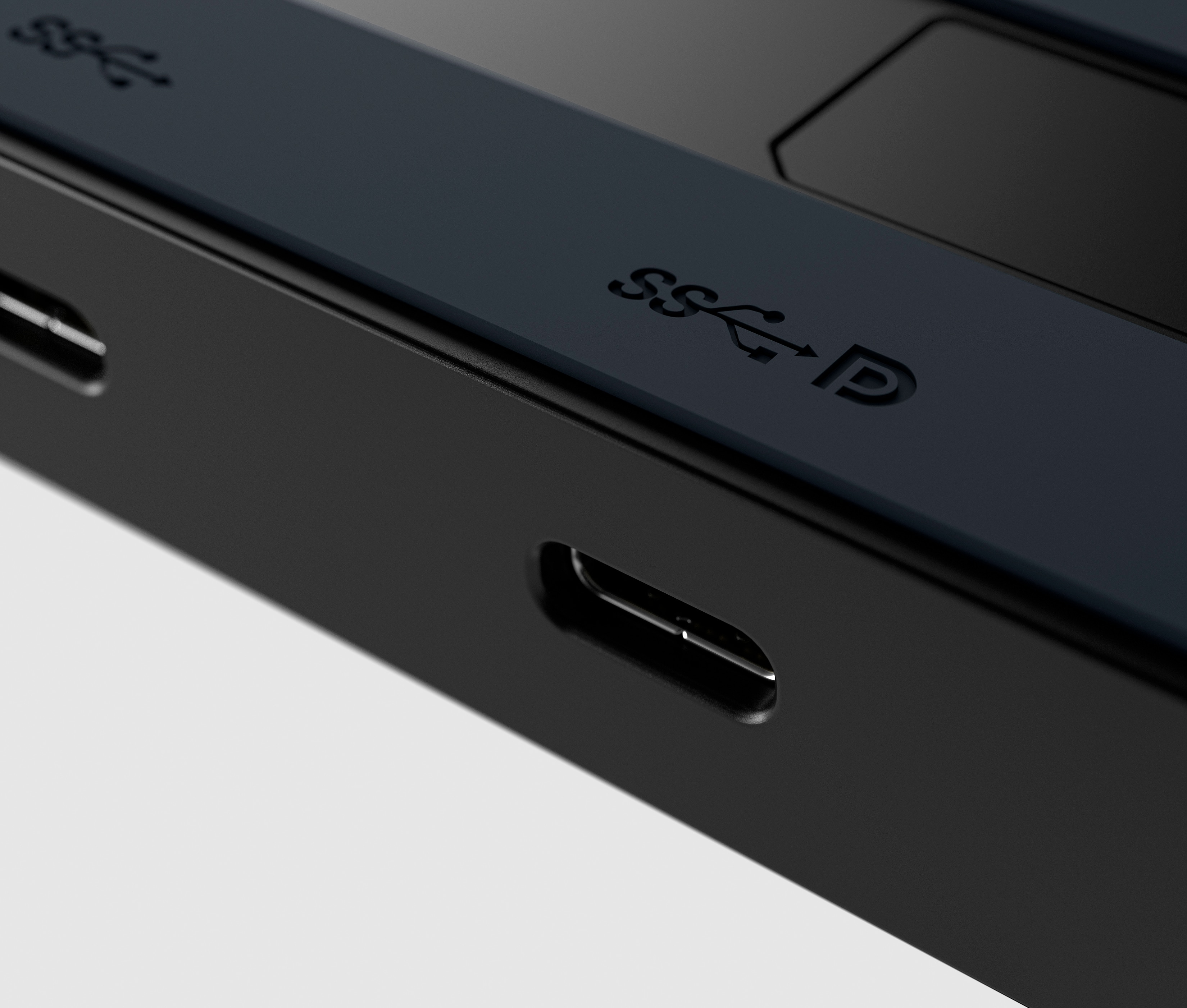 Primo piano di un hub USB nero con porte USB SuperSpeed.
