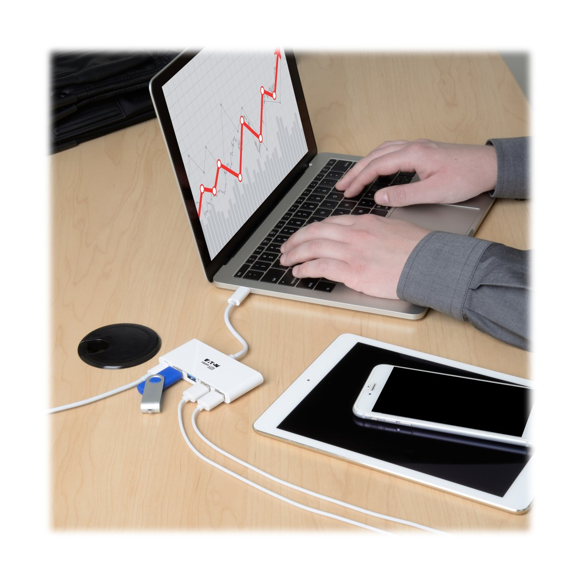 Un power dock nero da 90W con porte USB 3.0.