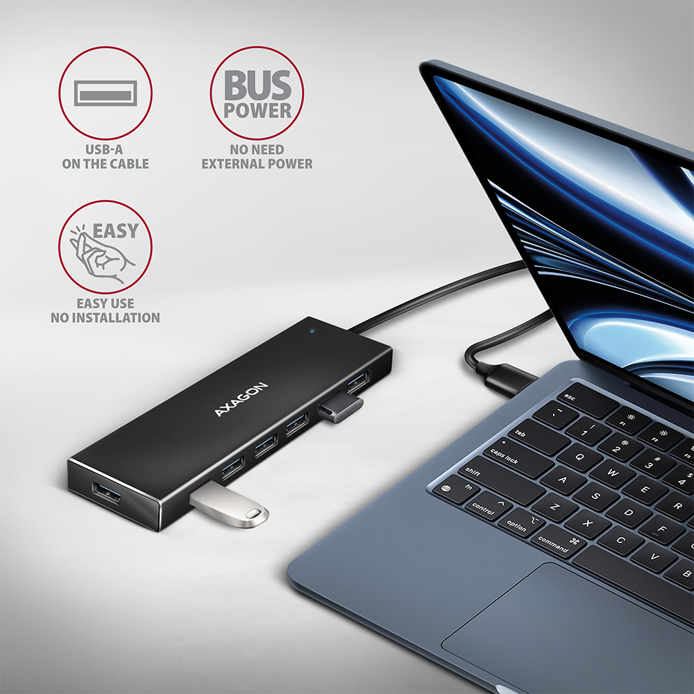 Hub USB nero collegato a un laptop. USB-A sul cavo, alimentazione bus e facile installazione.