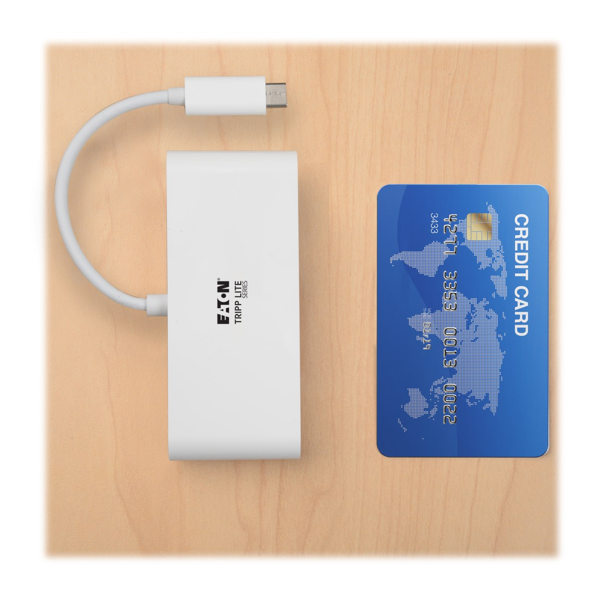 Hub bianco e carta di credito su superficie di legno.