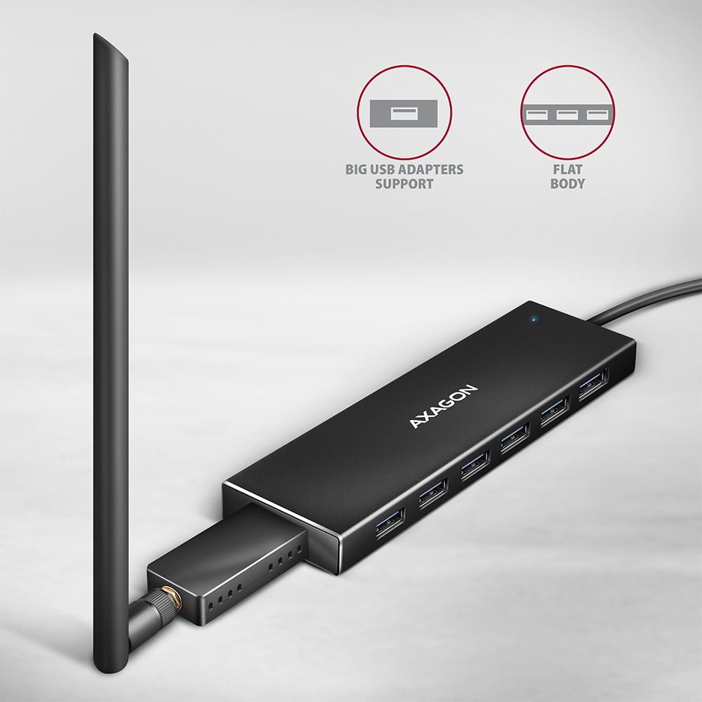 Hub USB nero con antenna e supporto adattatore USB, con marchio AXAGON e annotazioni.
