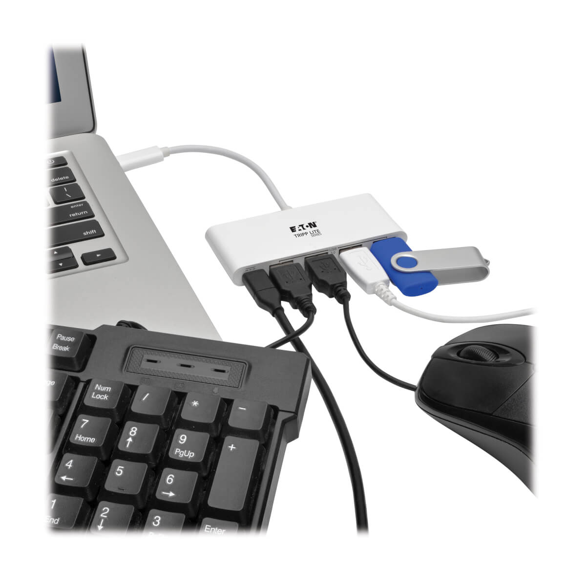 Hub USB collegato a un laptop, un mouse e una tastiera, con una chiavetta USB inserita.