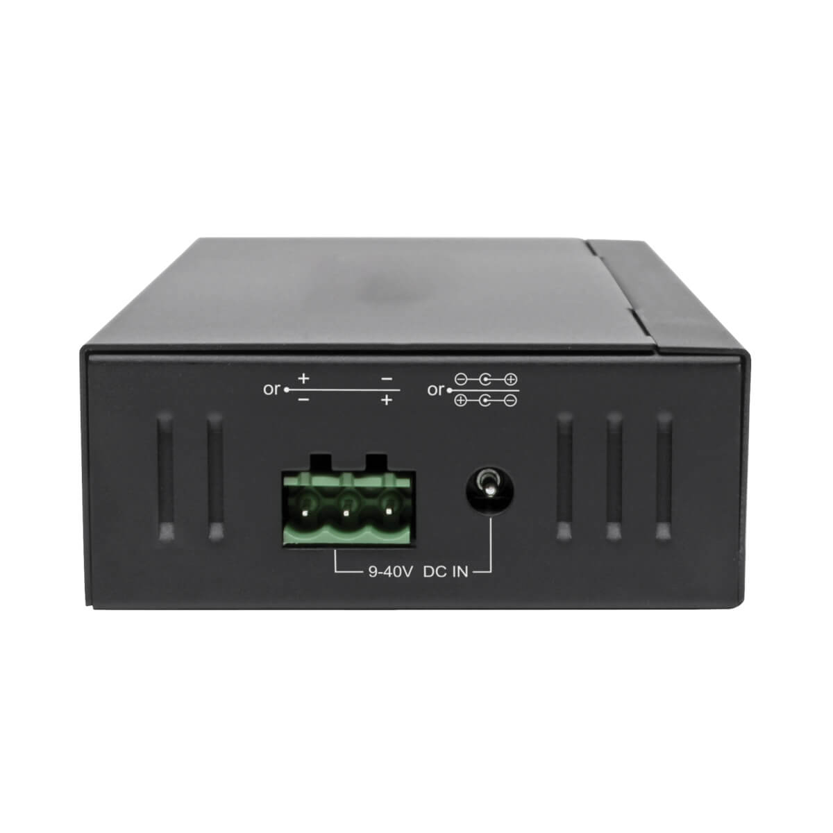 Retro di un hub USB nero con più porte. Connettore verde per ingresso CC.