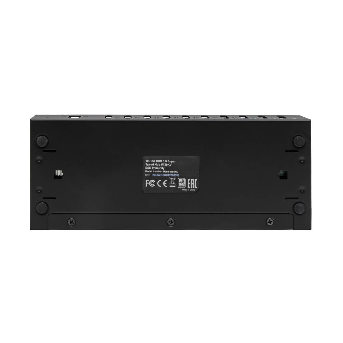 Parte inferiore dell'hub USB nero con etichetta informativa sul prodotto e marchi FCC. Sfondo bianco.