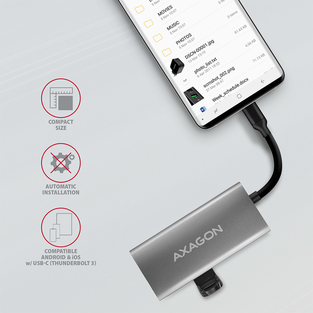 Un hub USB nero con più porte ed etichette sulla velocità e sulle porte USB.