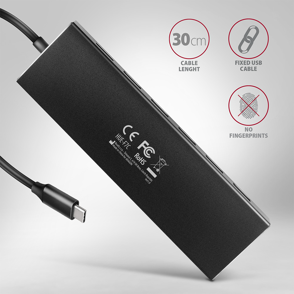 Hub USB-C nero con un cavo di 30 cm su sfondo bianco.