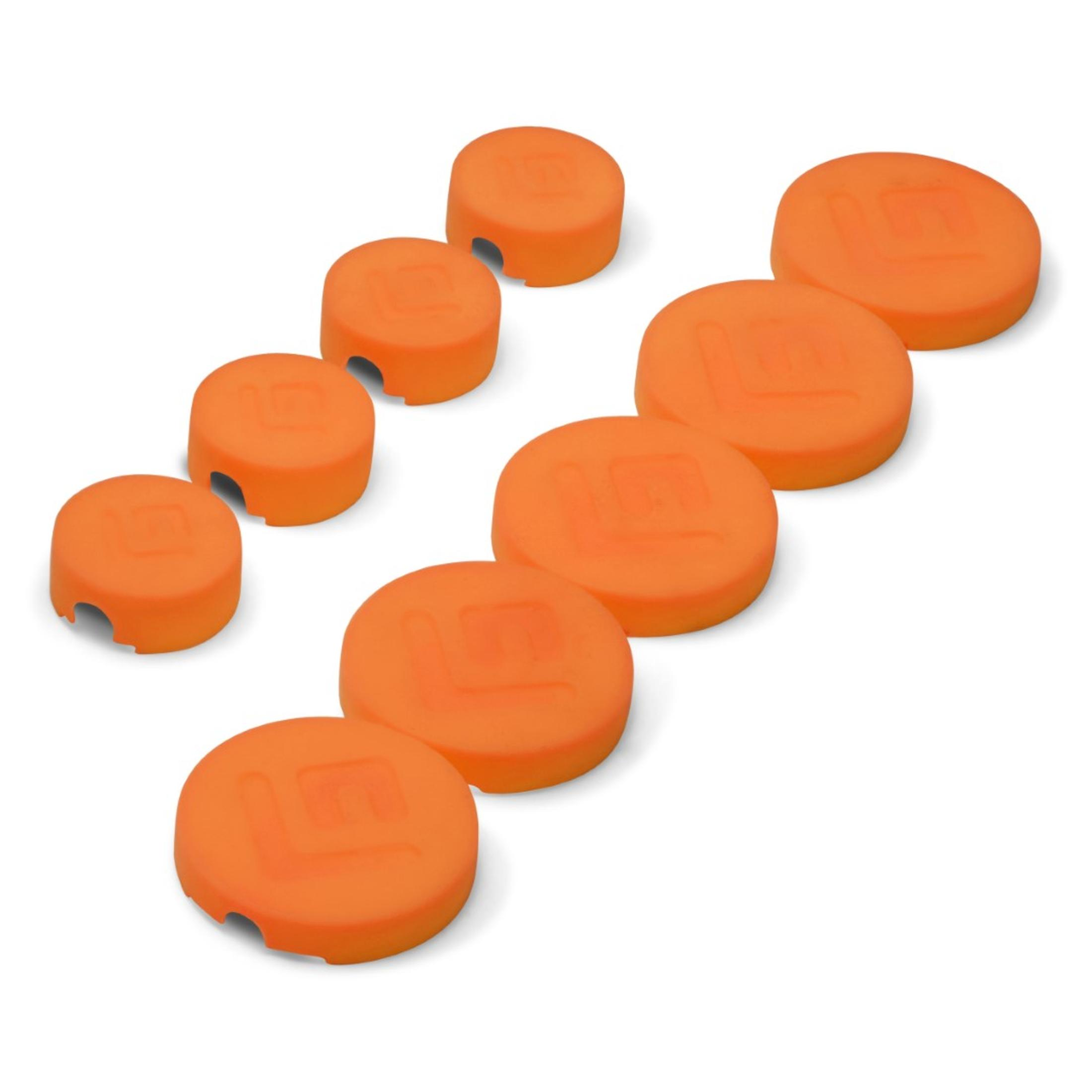 Orangefarbene Schaumstoffpads in verschiedenen Größen, diagonal angeordnet.