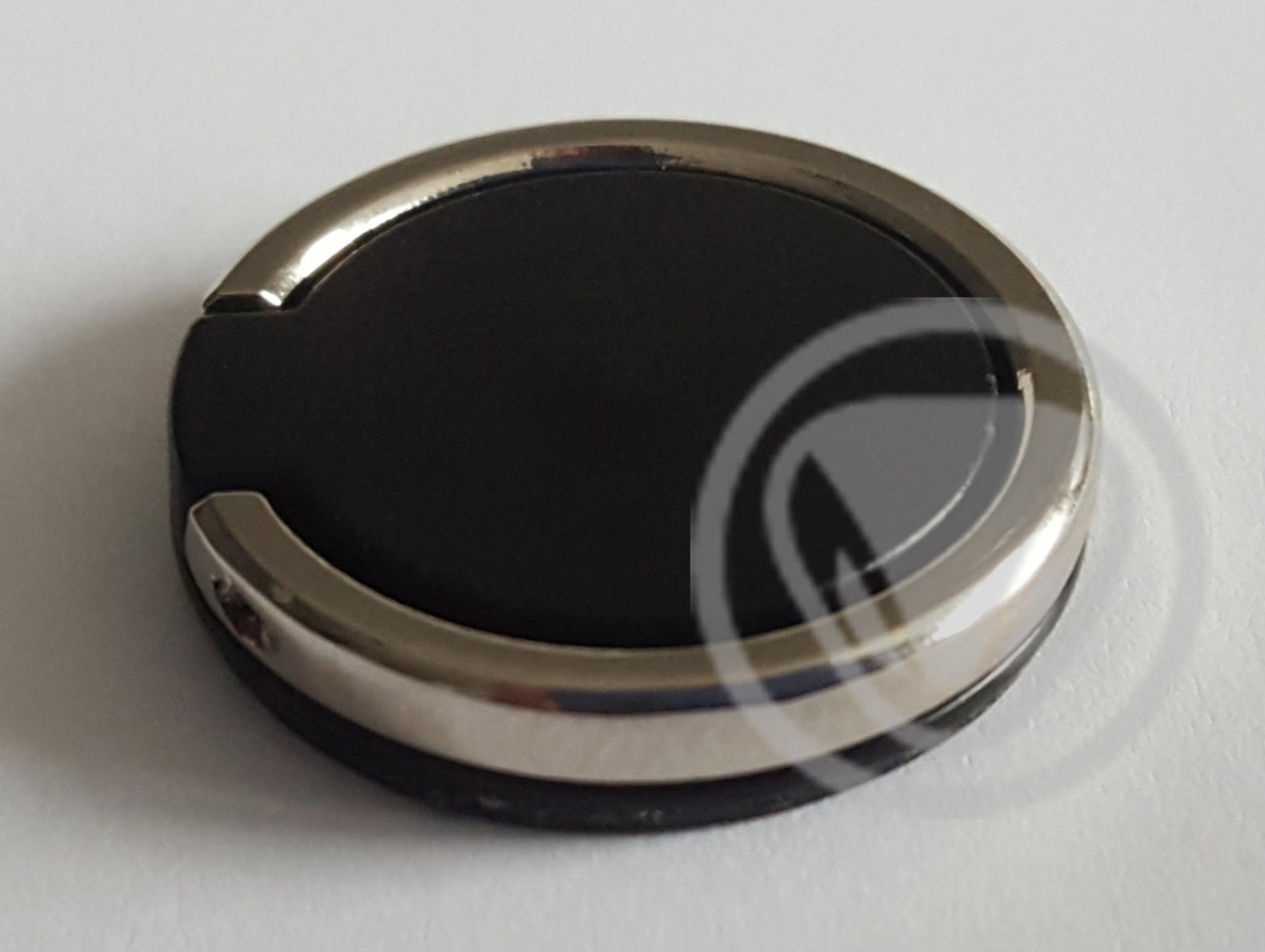 Ein schwarzes und silbernes ringförmiges Gerät. Es hat einen metallischen Ring um eine schwarze Mitte.