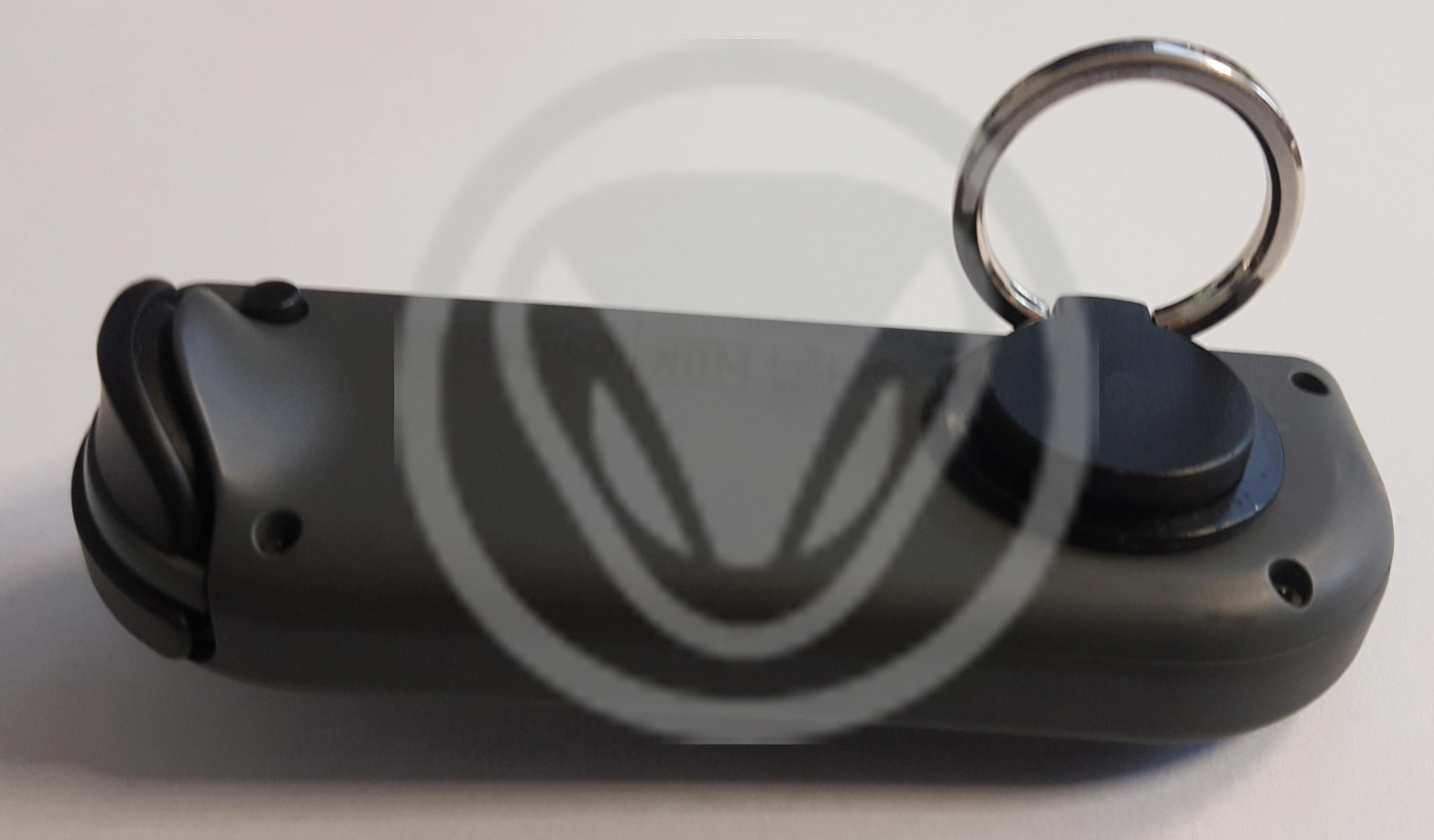 Ein grauer Gamecontroller mit angebrachtem Ring, möglicherweise Zubehör für Nintendo Switch.