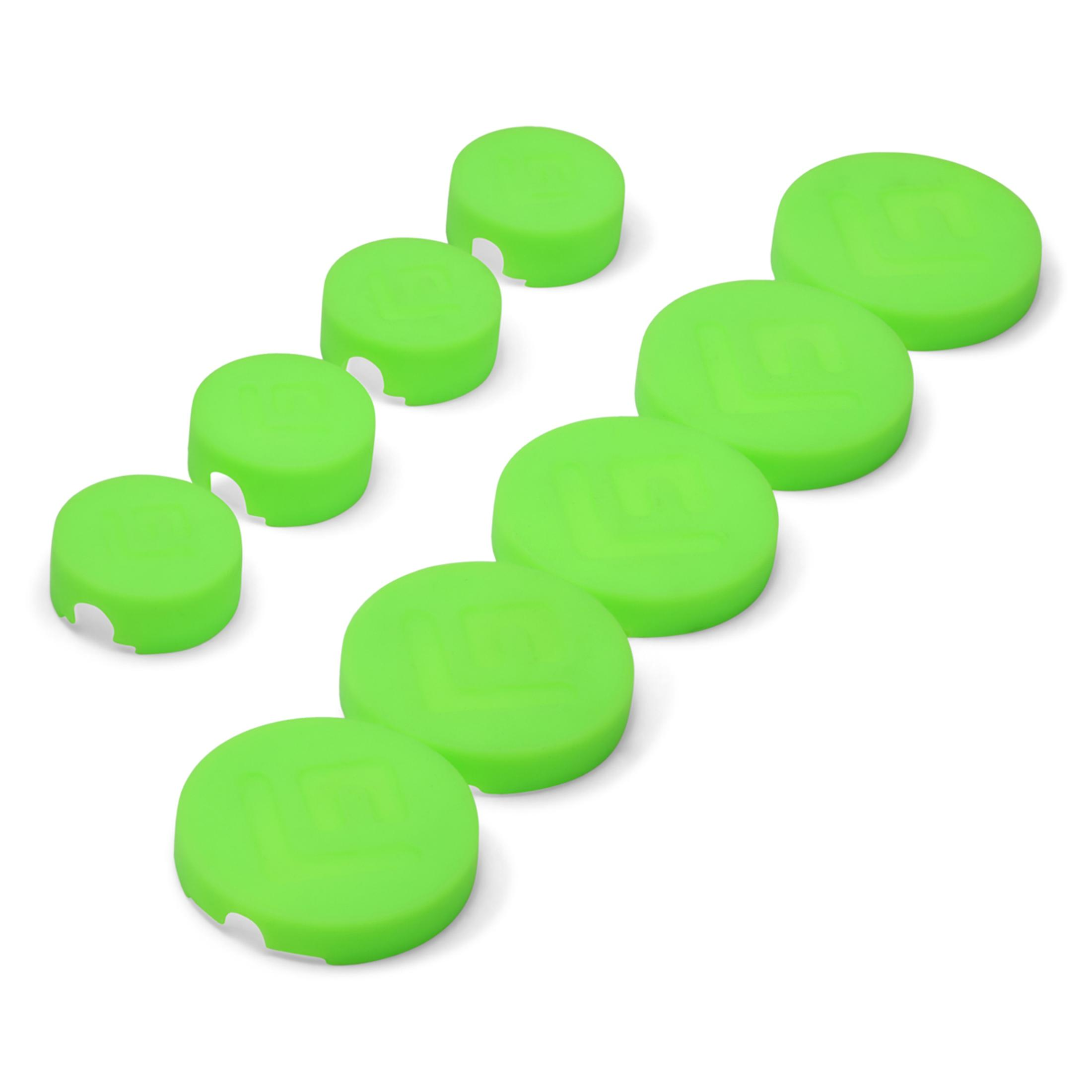 Zehn grüne runde Kunststoffabdeckungen, diagonal angeordnet, mit einem kleinen Loch an der Seite.