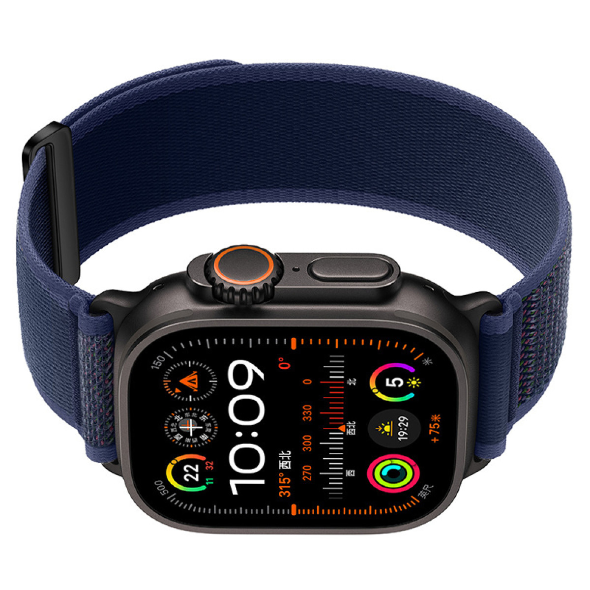 Eine schwarze Apple Watch mit blauem Armband, die eine Digitaluhr und Gesundheitsmetriken anzeigt.