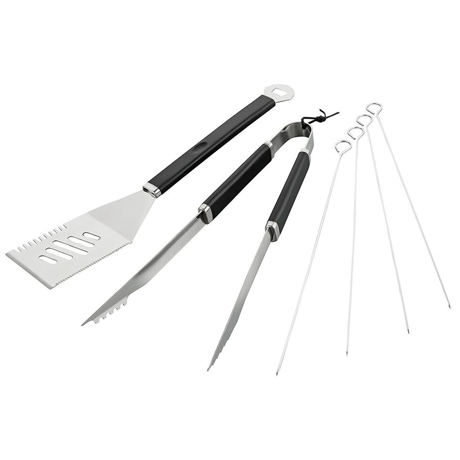 BBQ-Werkzeuge auf weißem Hintergrund, einschließlich Spatel, Zange und Spieße.