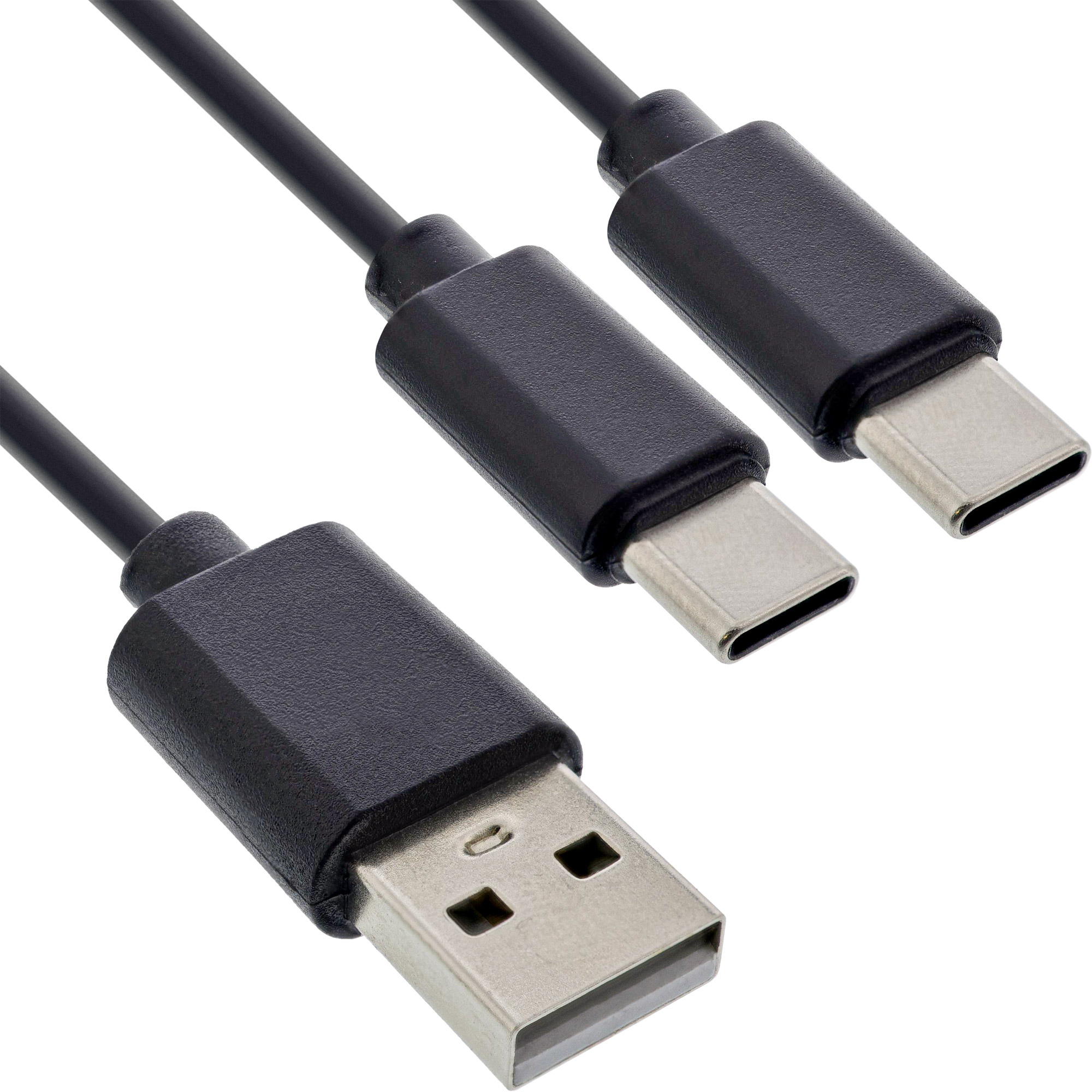 Cavi USB: Uno USB-A a due USB-C. Cavi neri. Sfondo bianco.