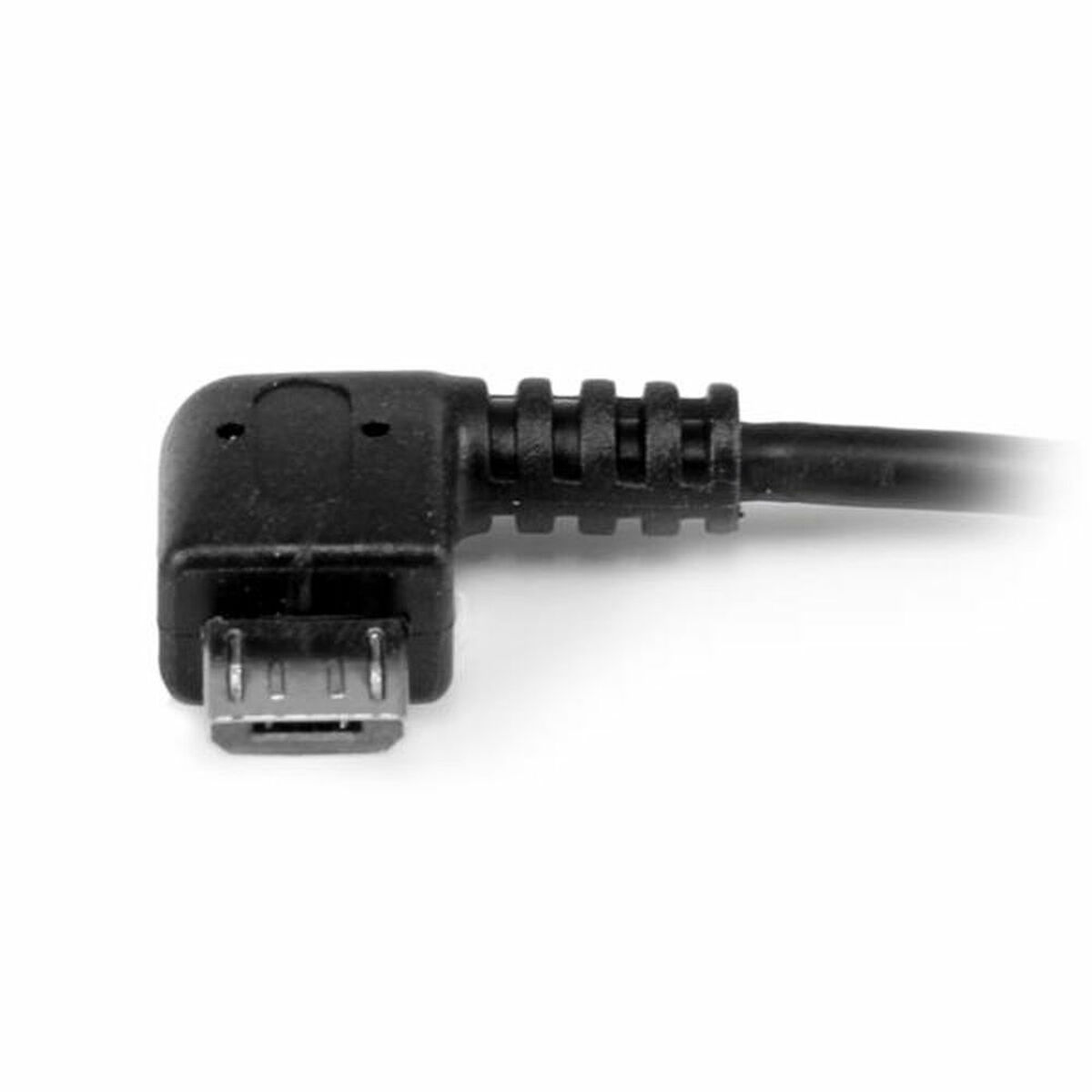 Connettore Micro USB nero ad angolo retto. Sfondo bianco.