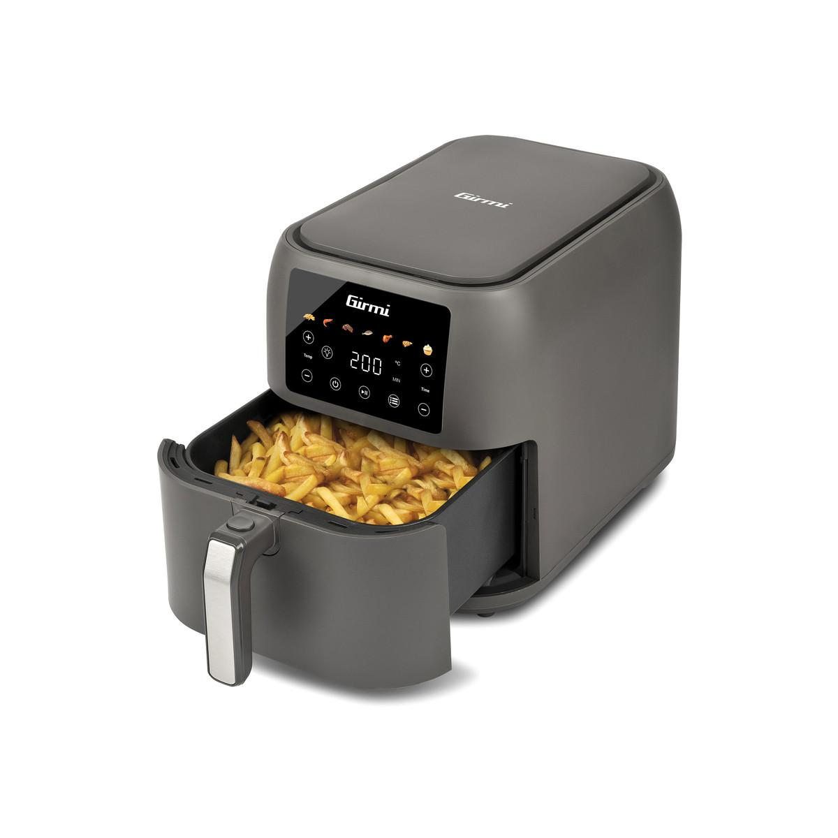 Heißluftfritteuse mit herausziehbarem Korb, gefüllt mit Pommes Frites. Das Bedienfeld ist beleuchtet, die Einstellungen sind sichtbar.