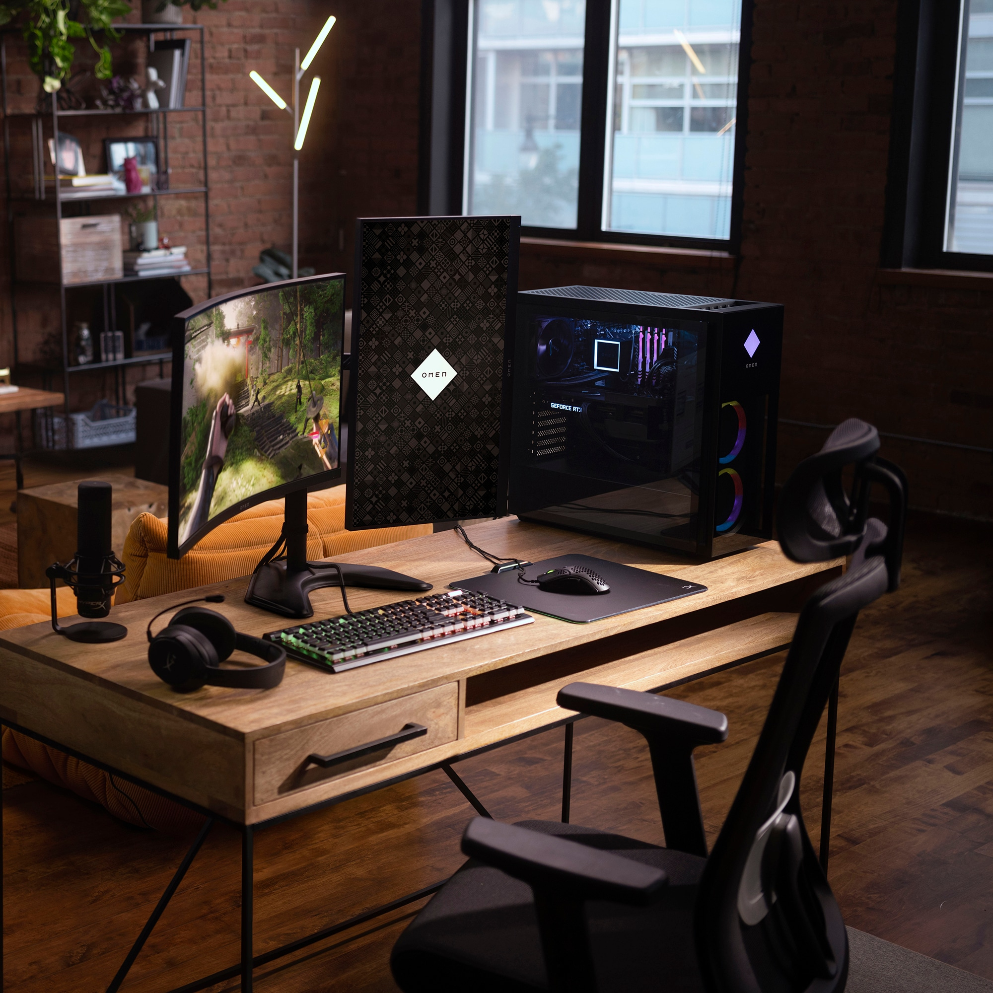 Konfiguracja do gier z zakrzywionym monitorem, komputerem, klawiaturą i krzesłem. Pokój ma ceglaną ścianę.