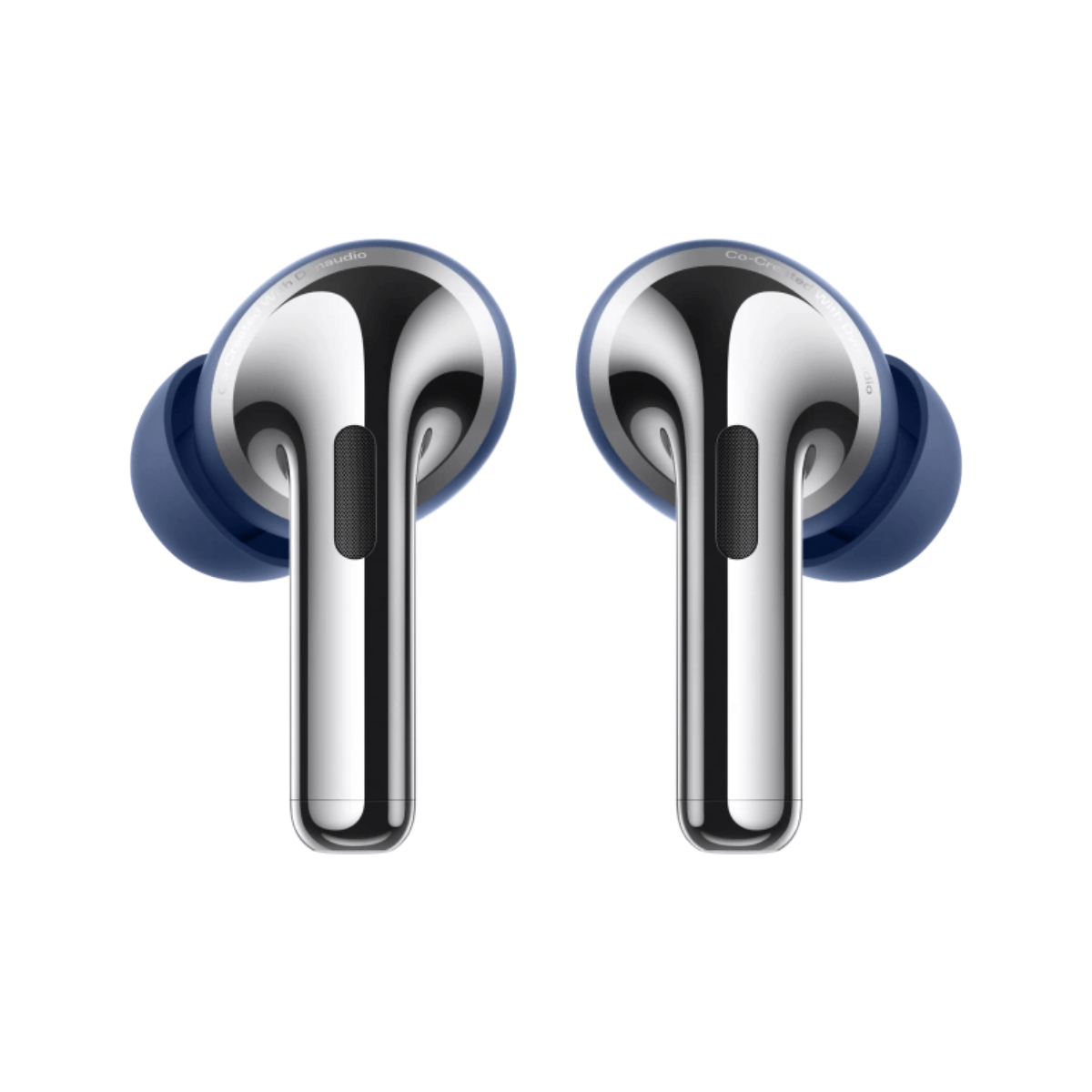 Dwa srebrne i niebieskie słuchawki douszne. Końcówki douszne są niebieskie. Słuchawki są na białym tle.