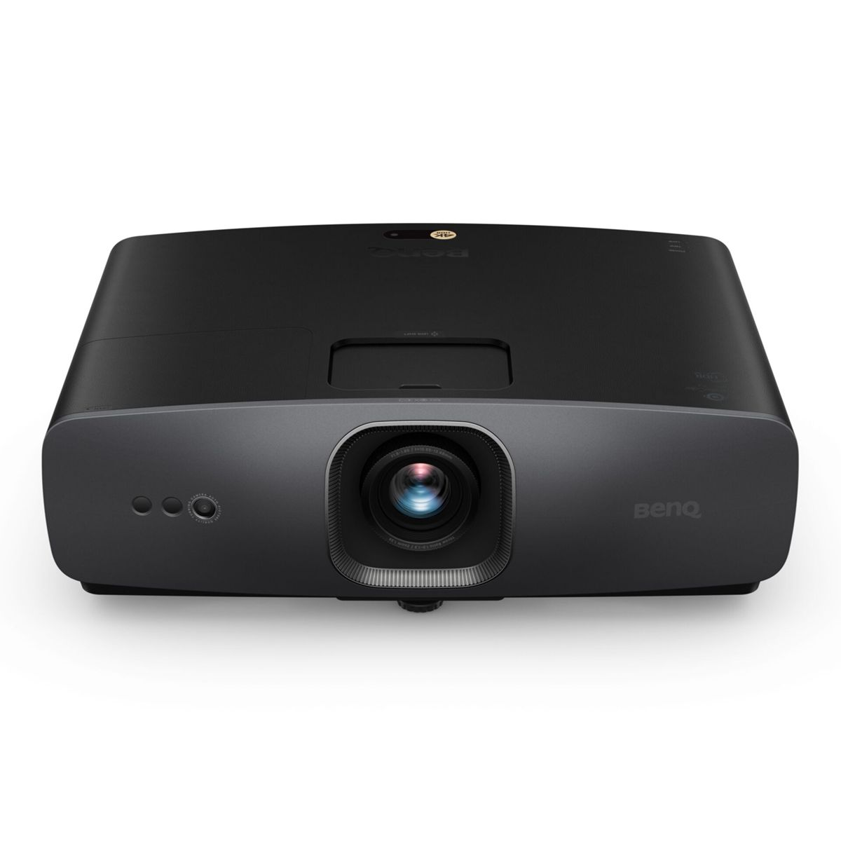 Czarny projektor. Widoczny przedni obiektyw. Projektor na białej powierzchni.