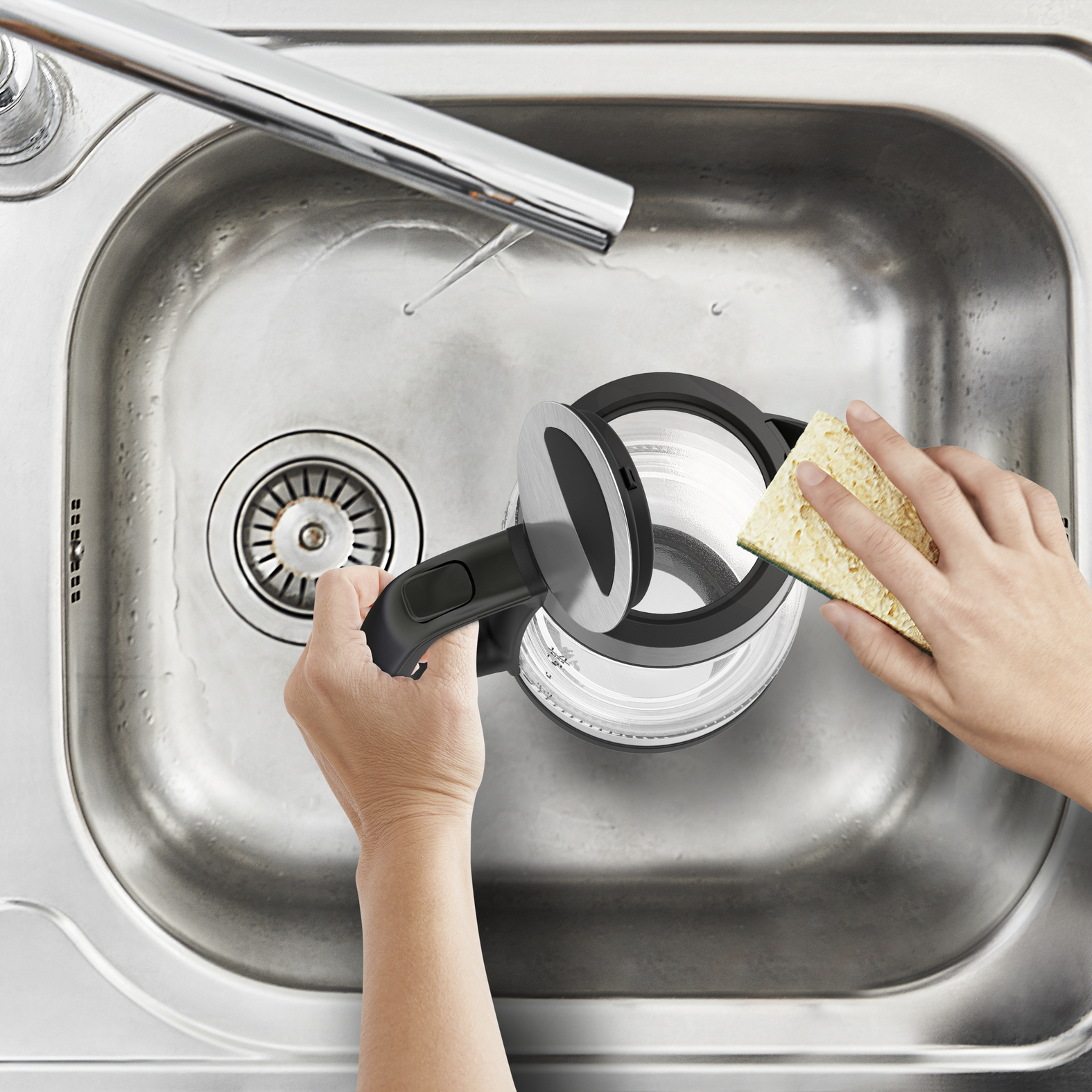 Mani che puliscono un bollitore in vetro trasparente in un lavandino in acciaio inossidabile con acqua corrente.