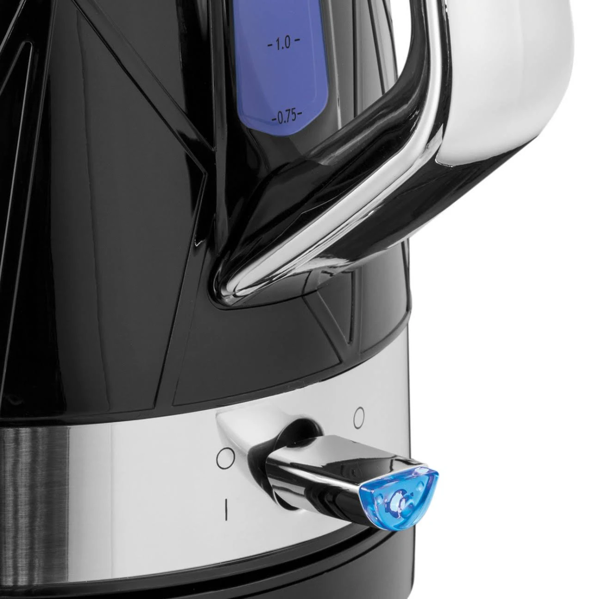 Bouilloire électrique noire, avec un bouton éclairé en bleu.