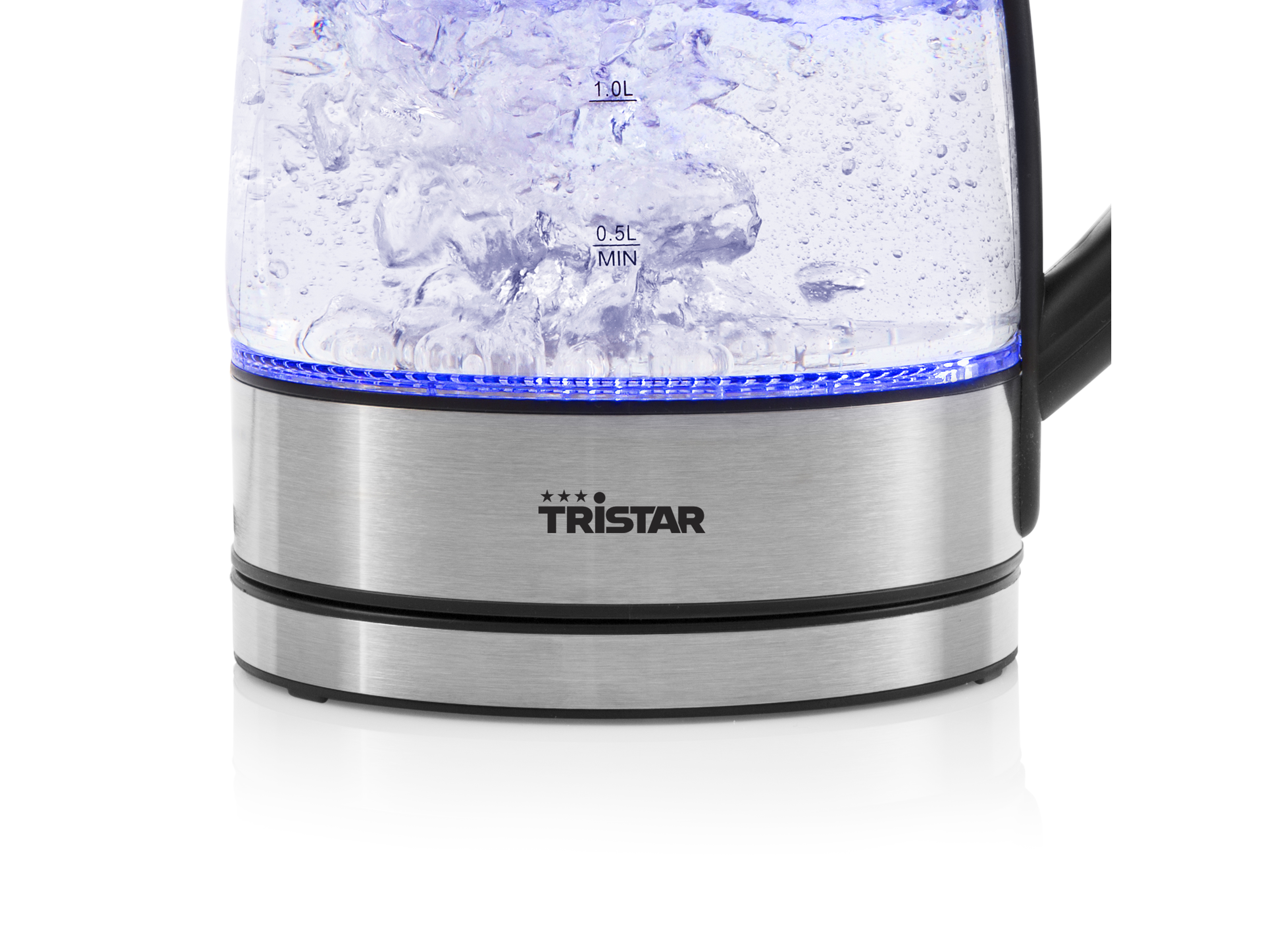 Czajnik elektryczny z wrzącą wodą i niebieskim światłem u podstawy, marka to Tristar.