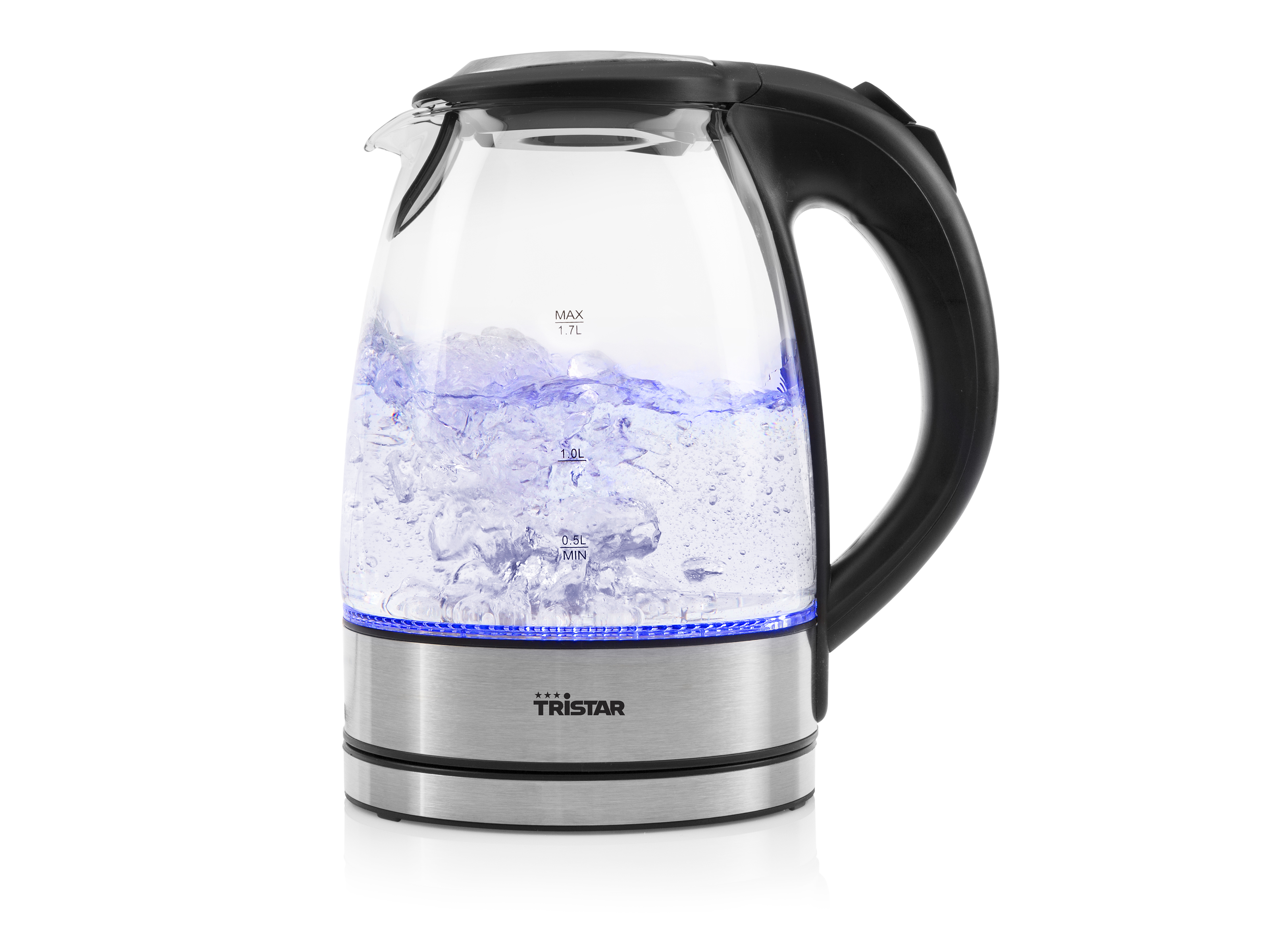 Szklany czajnik elektryczny z wrzącą wodą. Niebieskie światło na dole. Czarny uchwyt. Białe tło.