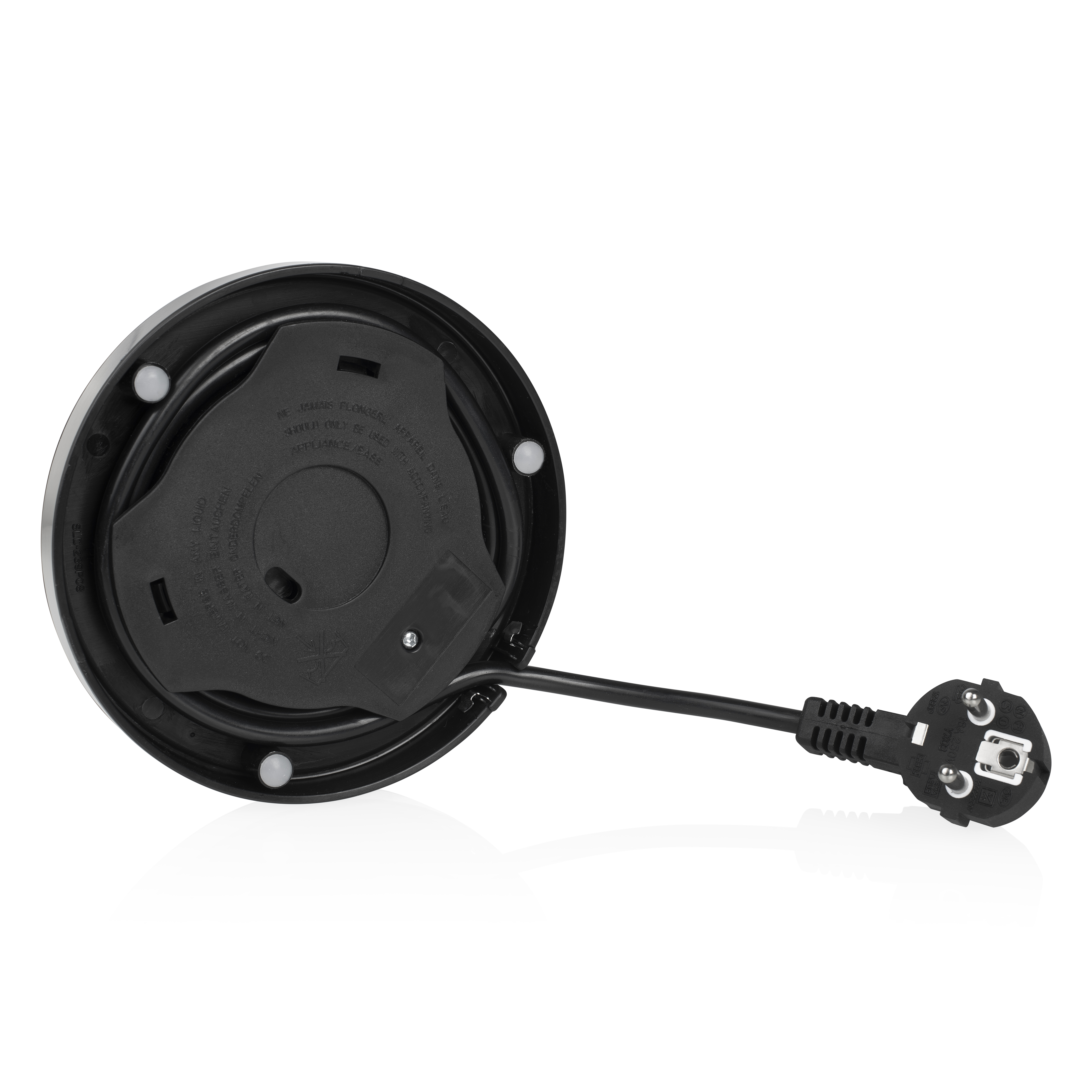 Der Boden und Stecker eines schwarzen Wasserkochers auf weißem Hintergrund.