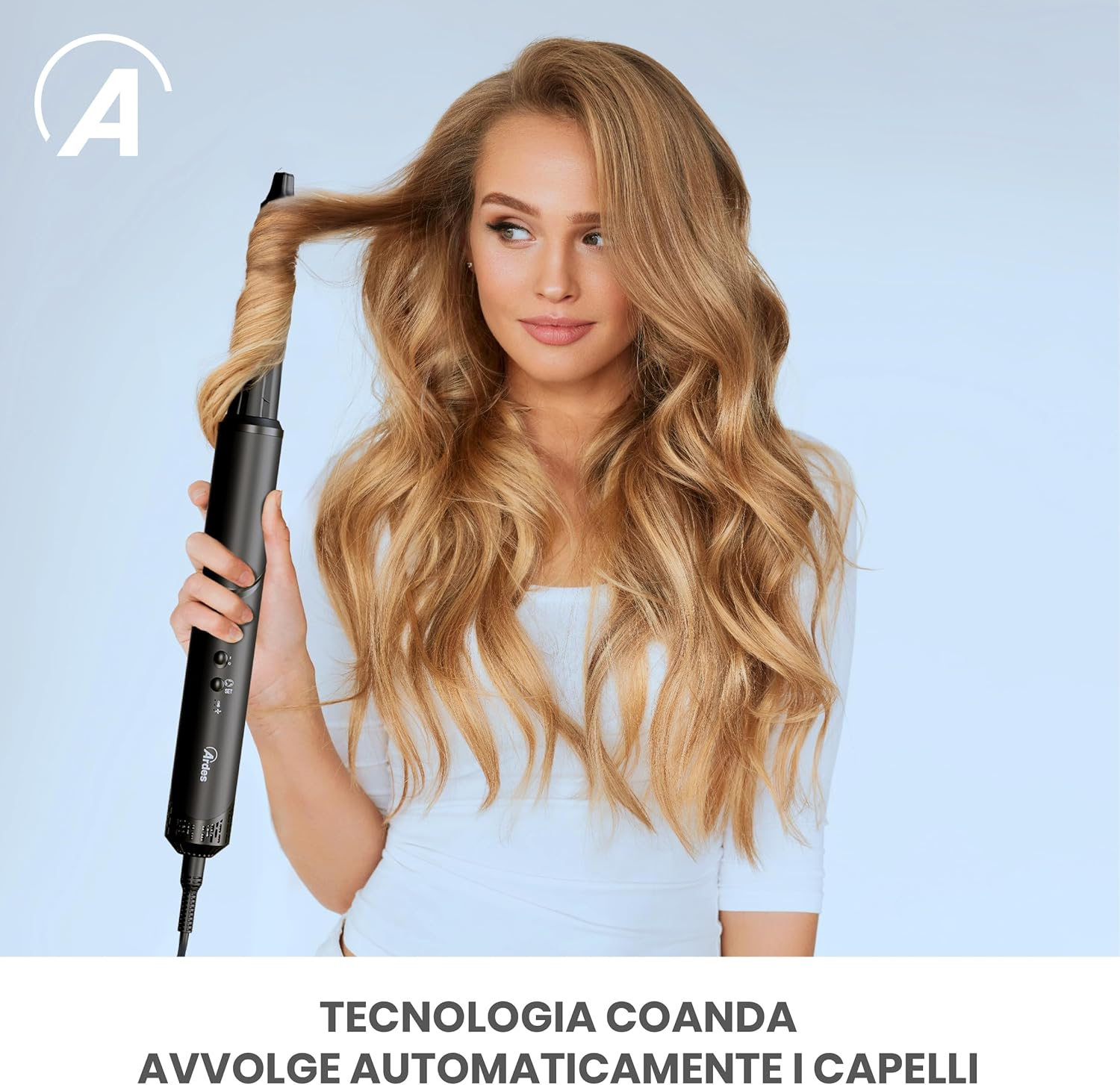 Frau, die sich mit einem schwarzen Lockenstab die Haare lockt. Langes, welliges blondes Haar.
