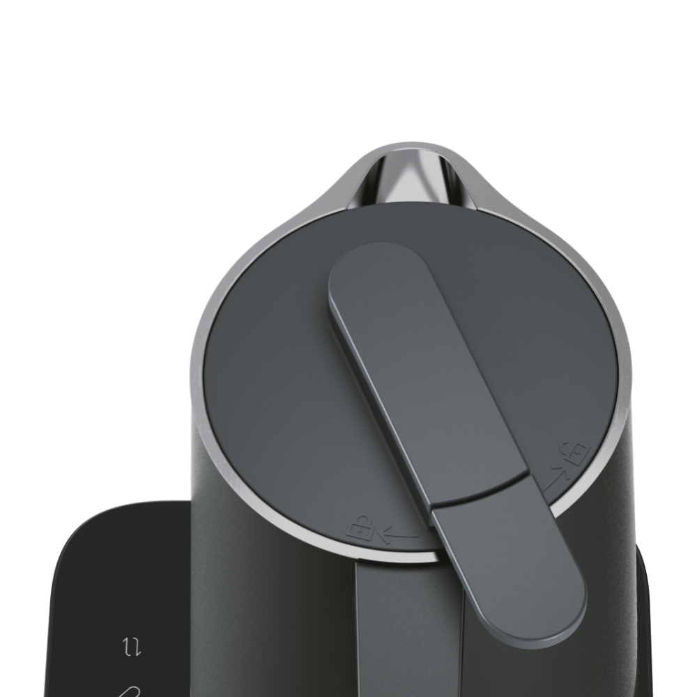 Zbliżenie czarnej pokrywy czajnika z uchwytem.