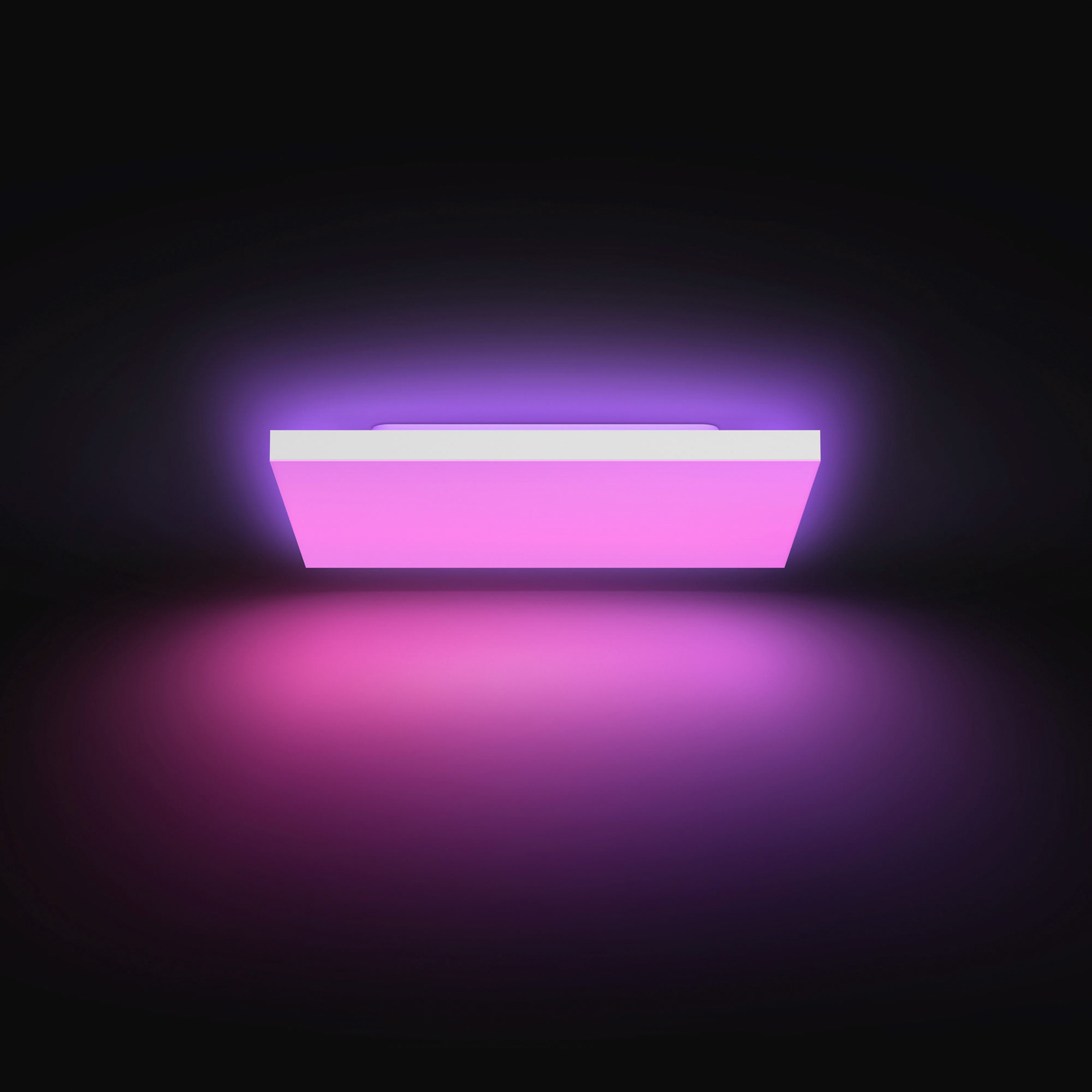 Una luce al neon rosa in una stanza buia, con una luce viola sotto.
