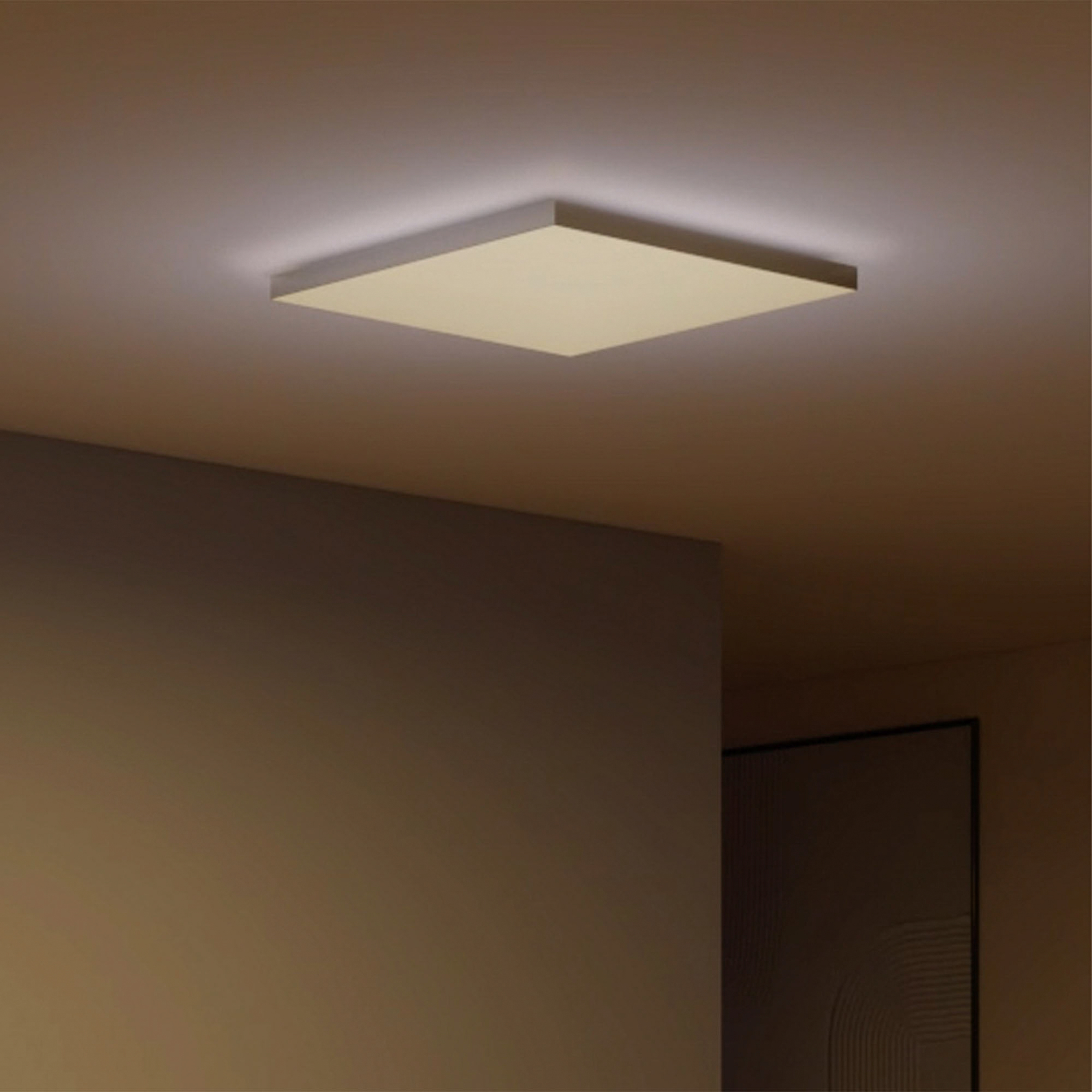 Una plafoniera quadrata che emette una luce soffusa. È montata sul soffitto di una stanza.
