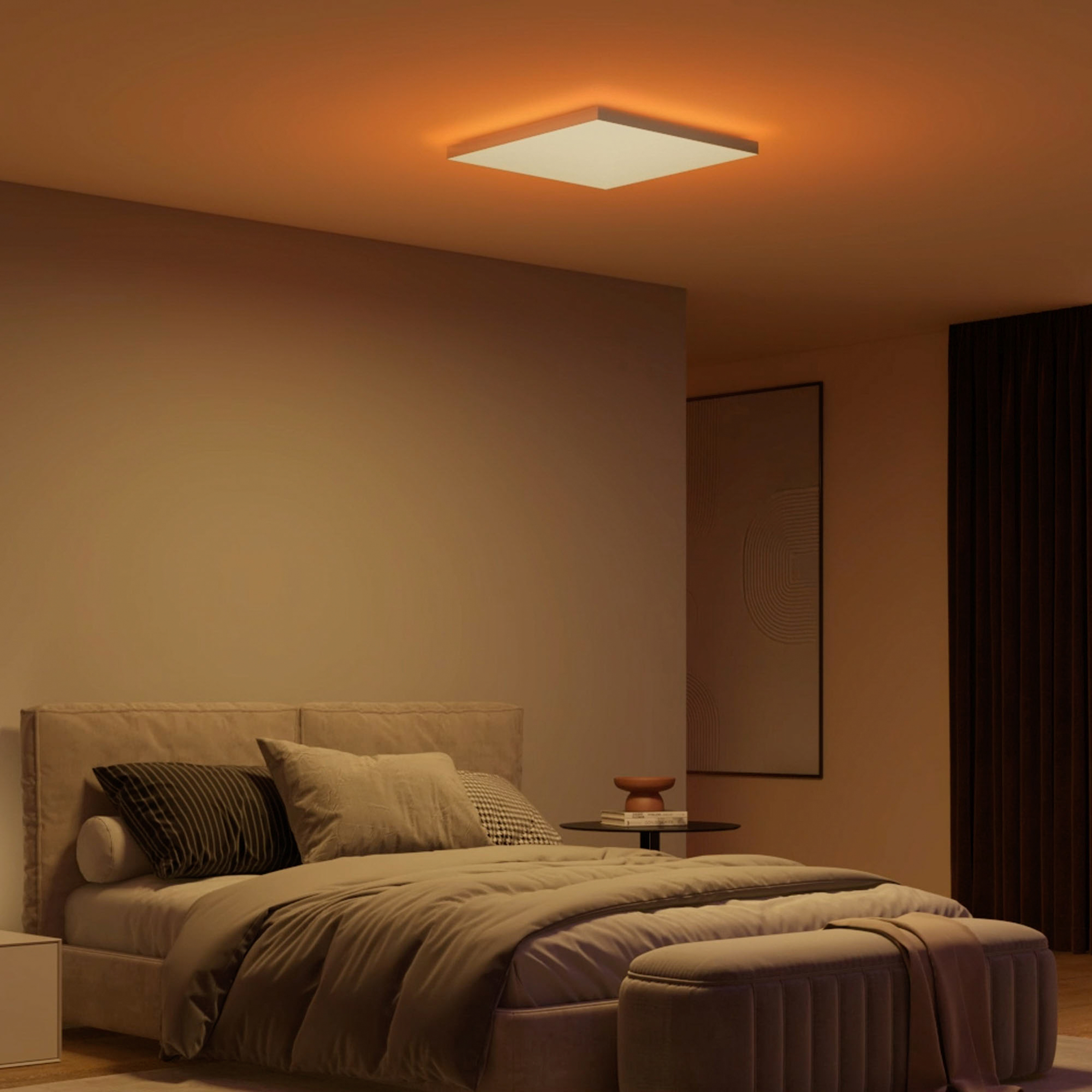 Scena di camera da letto con letto, cuscini e una luce a soffitto che emette una calda luce arancione.