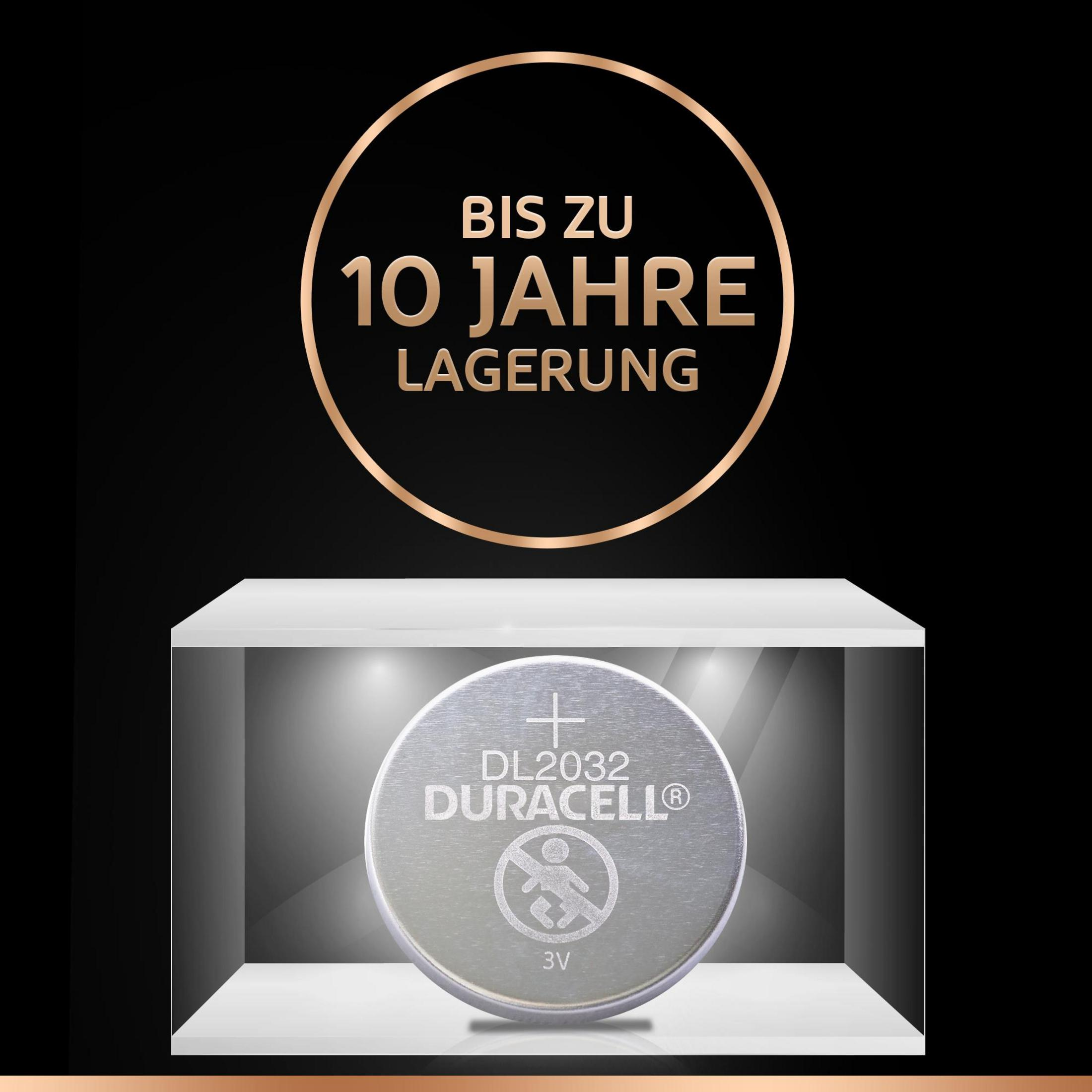 Duracell-Batterie auf einem Regal. Text: 'Bis zu 10 Jahre Lagerung'.