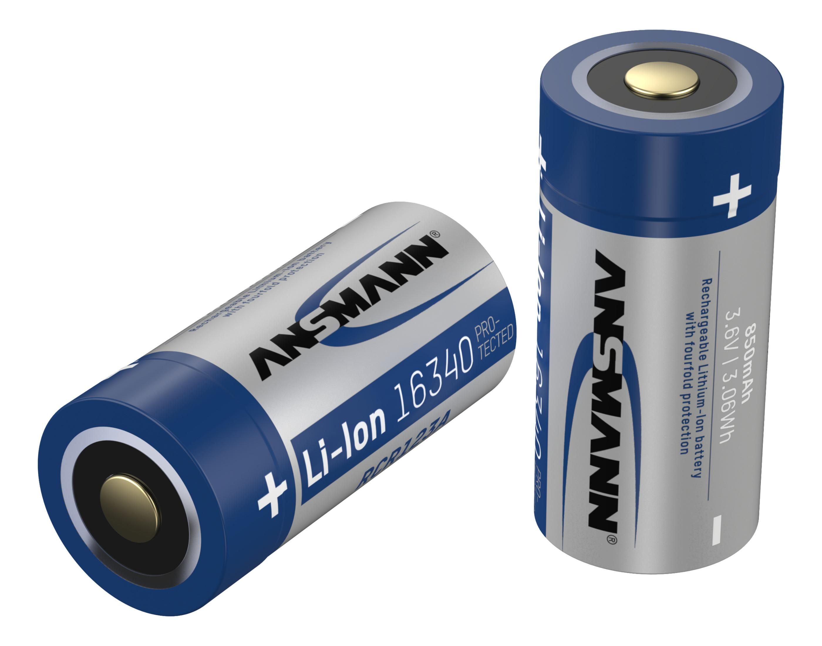 Twee blauwe en zilveren cilindrische Ansmann-batterijen, één liggend, één staand.