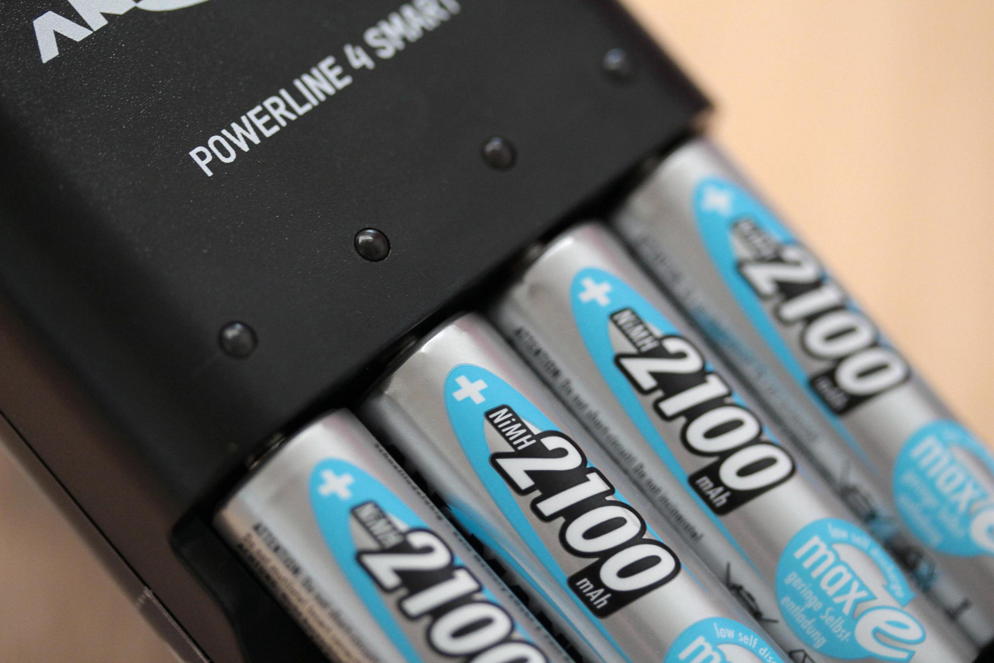 Ein Batterieladegerät mit vier AA-Batterien, beschriftet mit 2100 mAh.