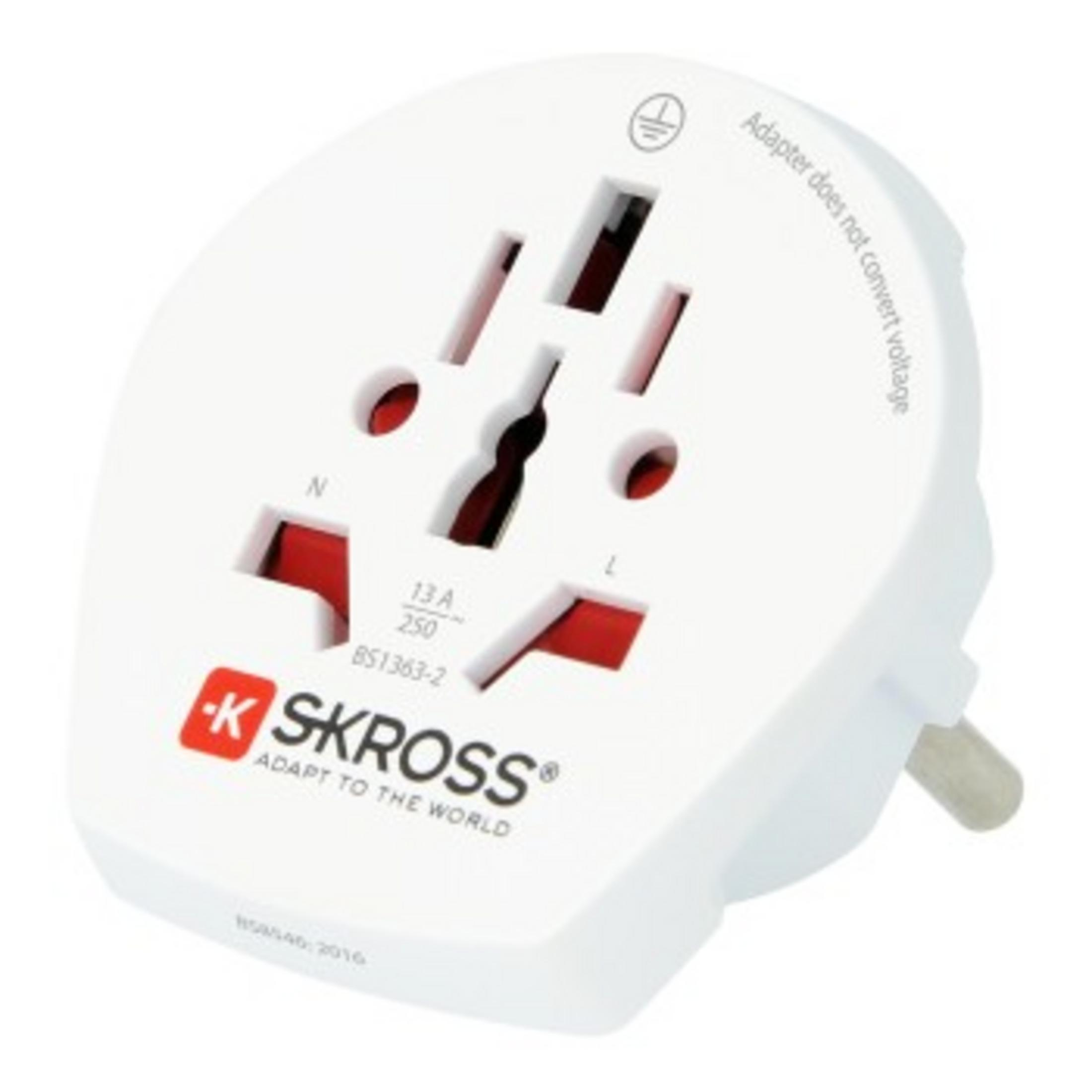Adattatore da viaggio universale bianco con prese multiple e inserti rossi, su sfondo bianco.