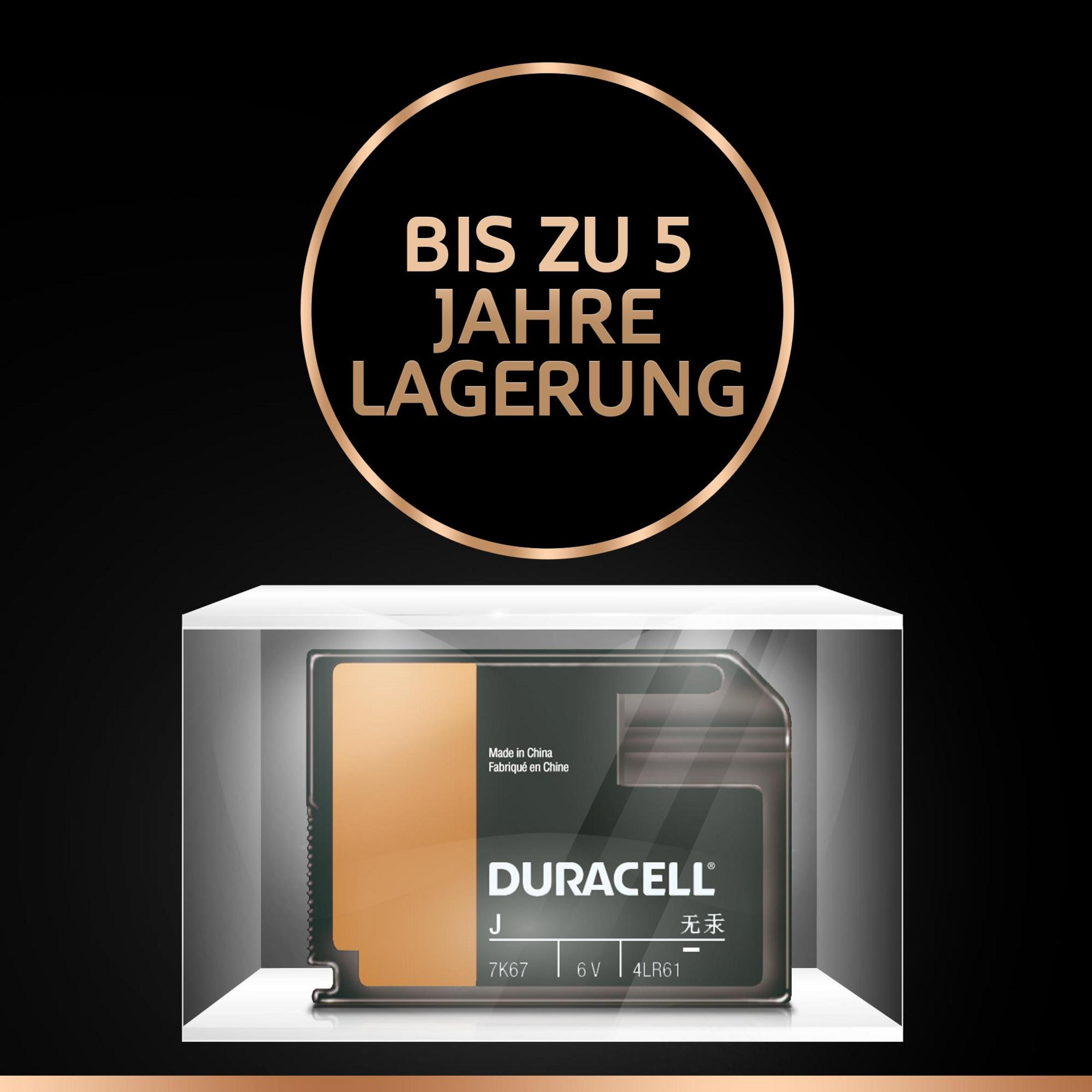 Ein Duracell-Batteriepack auf einem weißen Regal wird angezeigt. Text mit der Aufschrift "Bis zu 5 Jahre Lagerung".